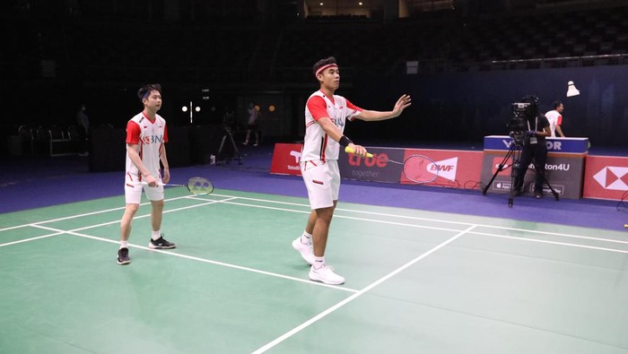 Pasangan ganda putra baru, Bagas Maulan (kanan) dan Kevin Sanjaya Sukamuljo, tutut menyumbang poin untuk tim Thomas Indonesia.