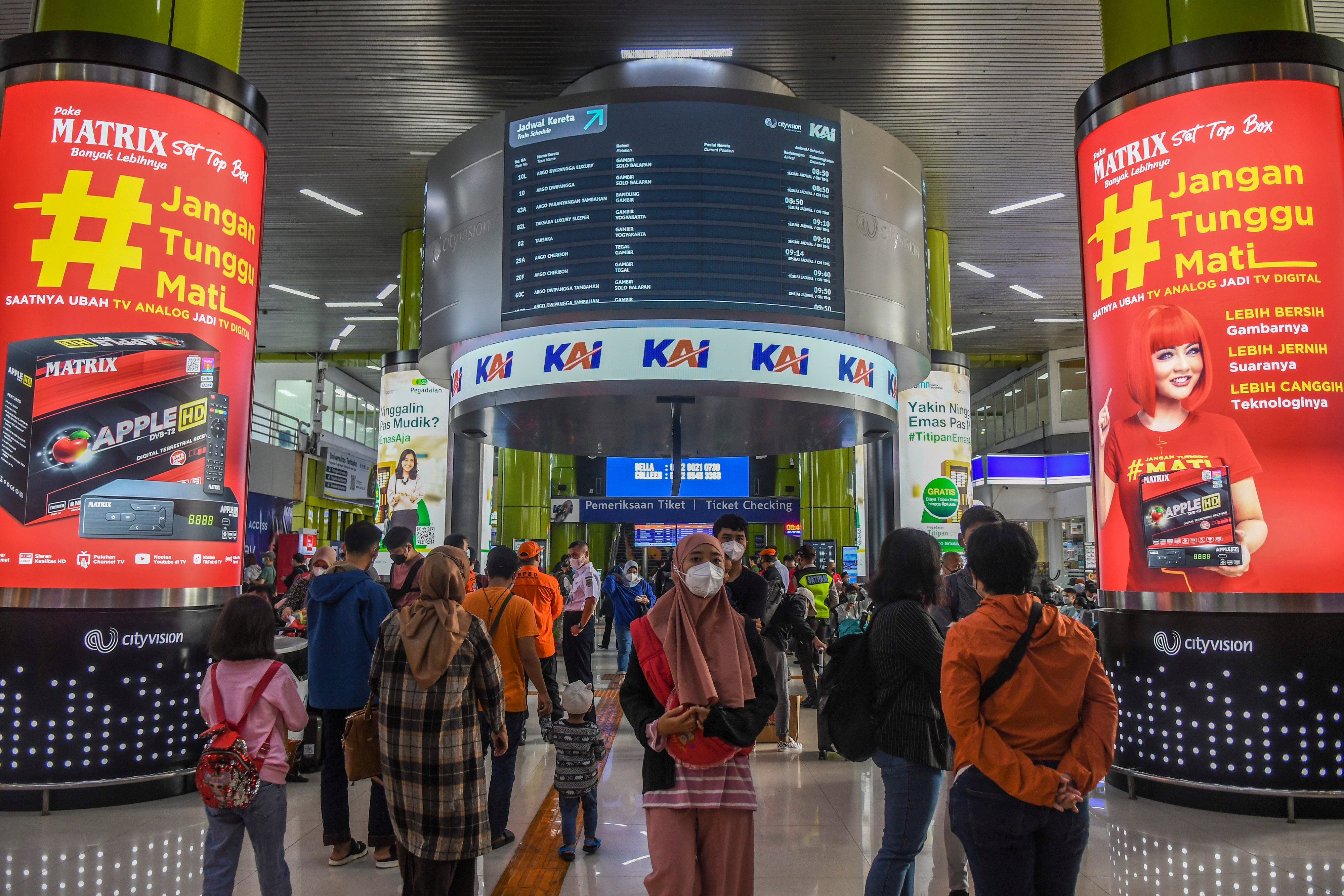  Penumpang Kereta Api Taksaka menunggu kedatangan kereta di Stasiun Gambir, Jakarta.