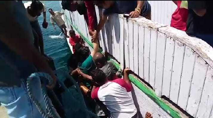 Upaya penyelamatan seorang ibu yang terjatuh ke laut saat akan naik kapal di dermaga Pelabuhan Larantuka, NTT.