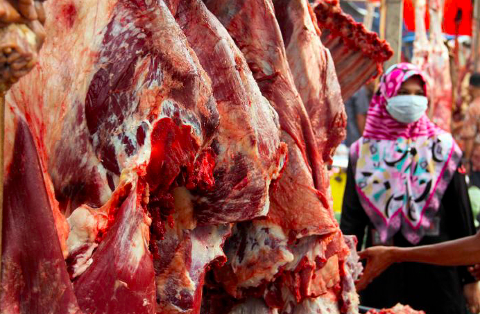 Ilustrasi - Penjualan daging sapi di pasar tradisional.
