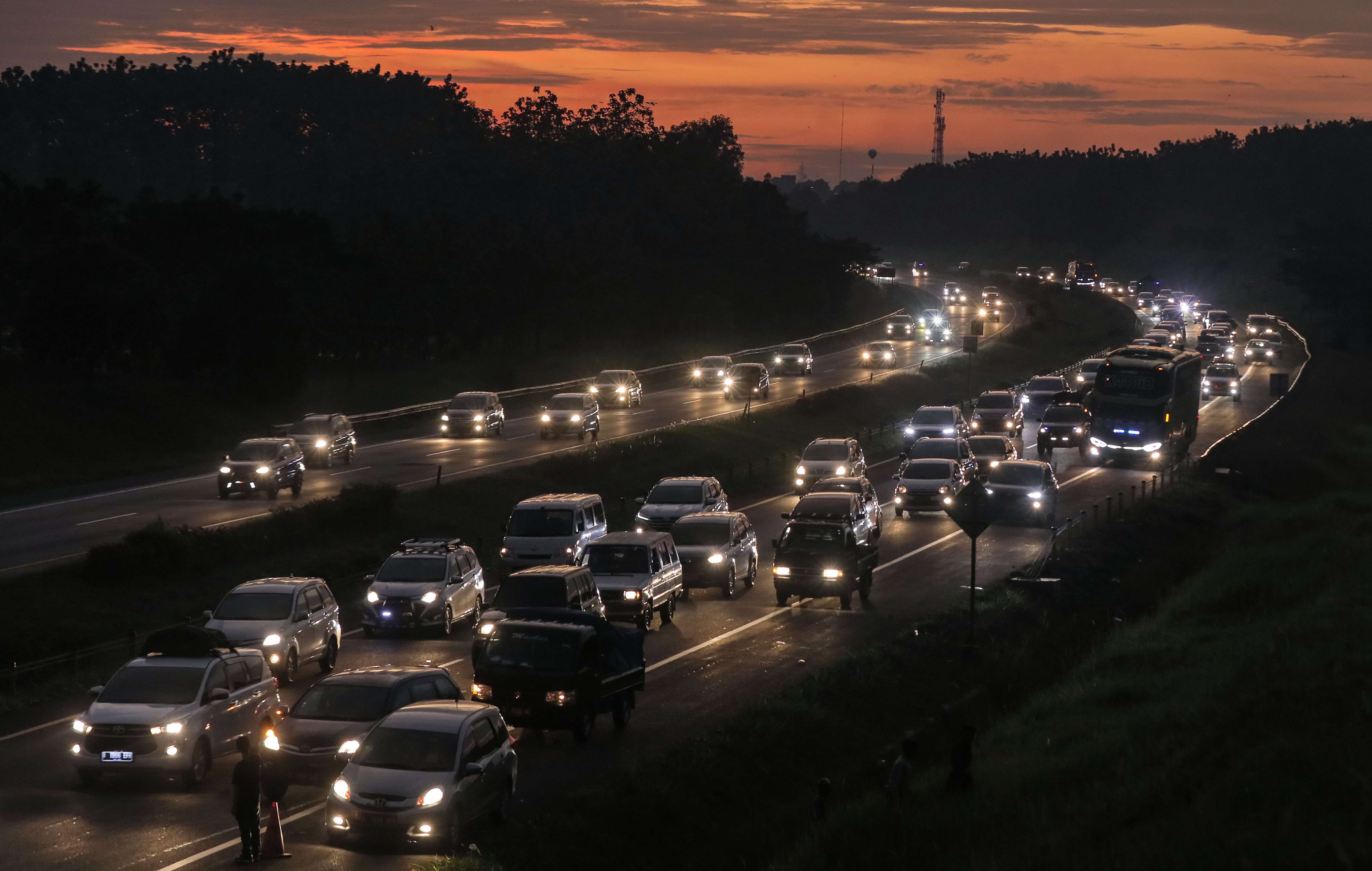 Kendaraan yang didominasi pemudik melewati dua ruas jalan saat pemberlakuan one way di Tol Cipali, Purwakarta, Kamis (28/4).