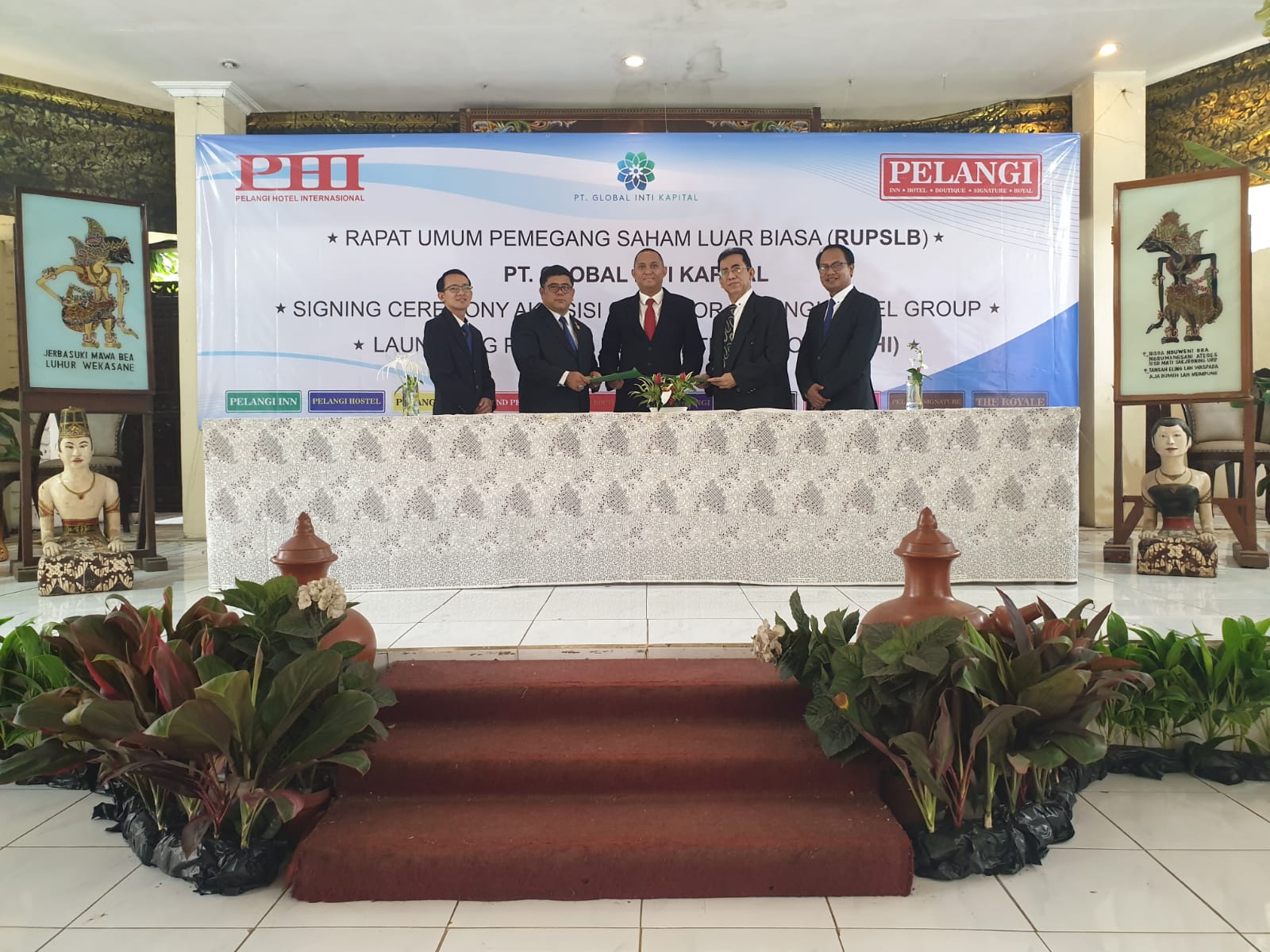  Presiden Direktur PT Global Inti Kapital Donny Pur bersama komisaris dan direksi perusahaan sesuai menggelar RUPSLB