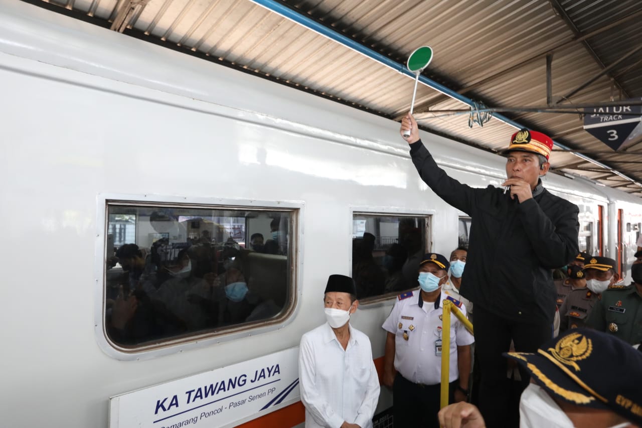 Sekretaris Daerah Provinsi Jawa Tengah, Sumarno, melepas keberangkatan angkutan balik gratis Pemprov Jateng 2022 di Stasiun Poncol Semarang,