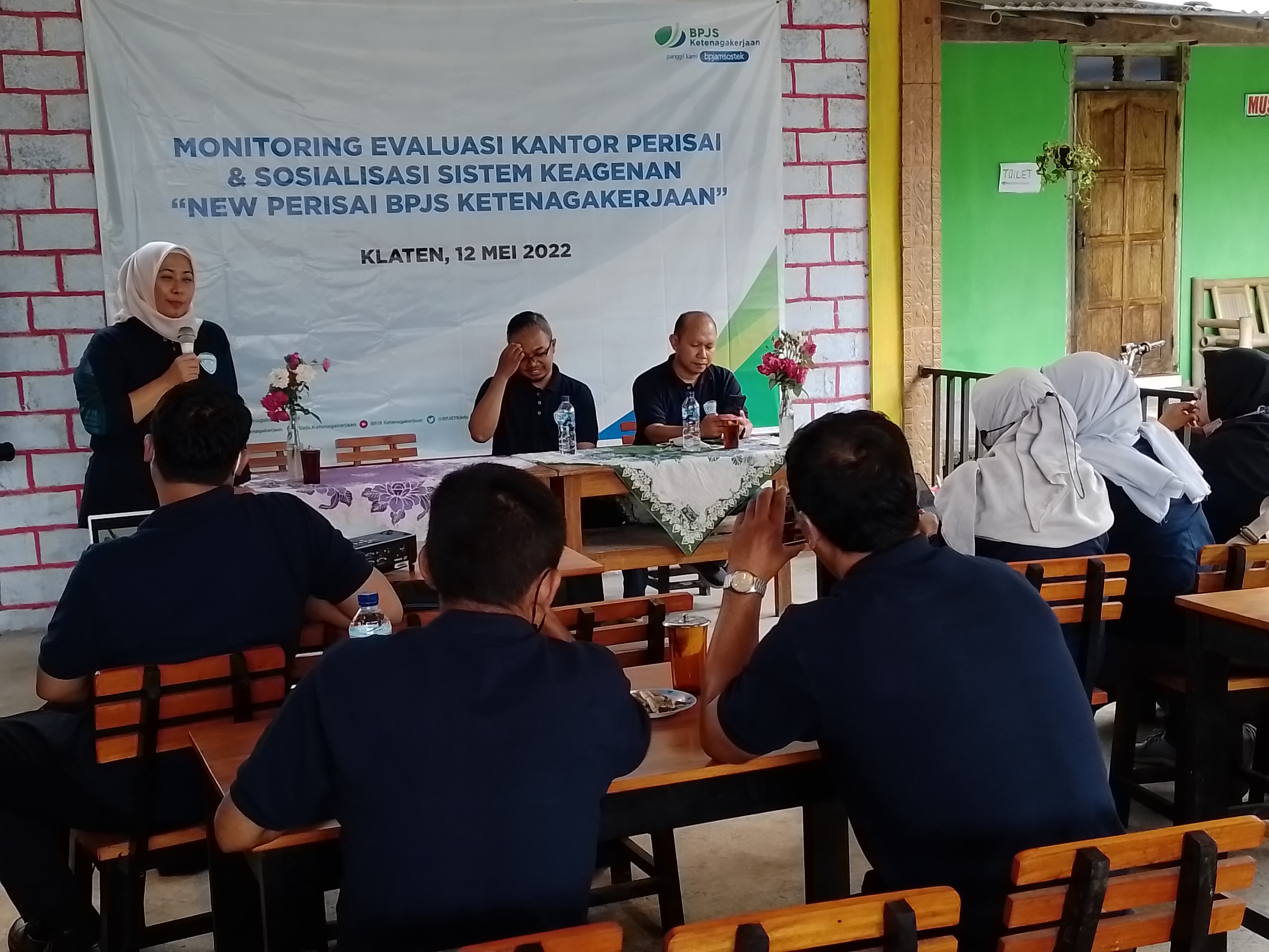 Kepala Kantor BPJS Ketenagakerjaan Cabang Klaten, Noviana Kartika Setyaningtyas di depan anggota Perisai