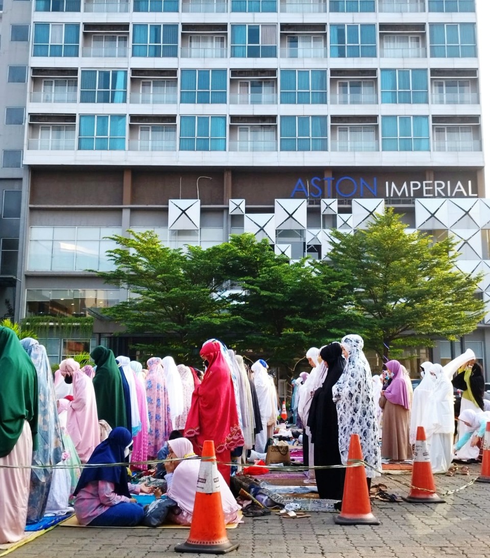 Khidmat dan Khusyu, Salat Idul Fitri di Halaman Parkir Aston Imperial Bekasi