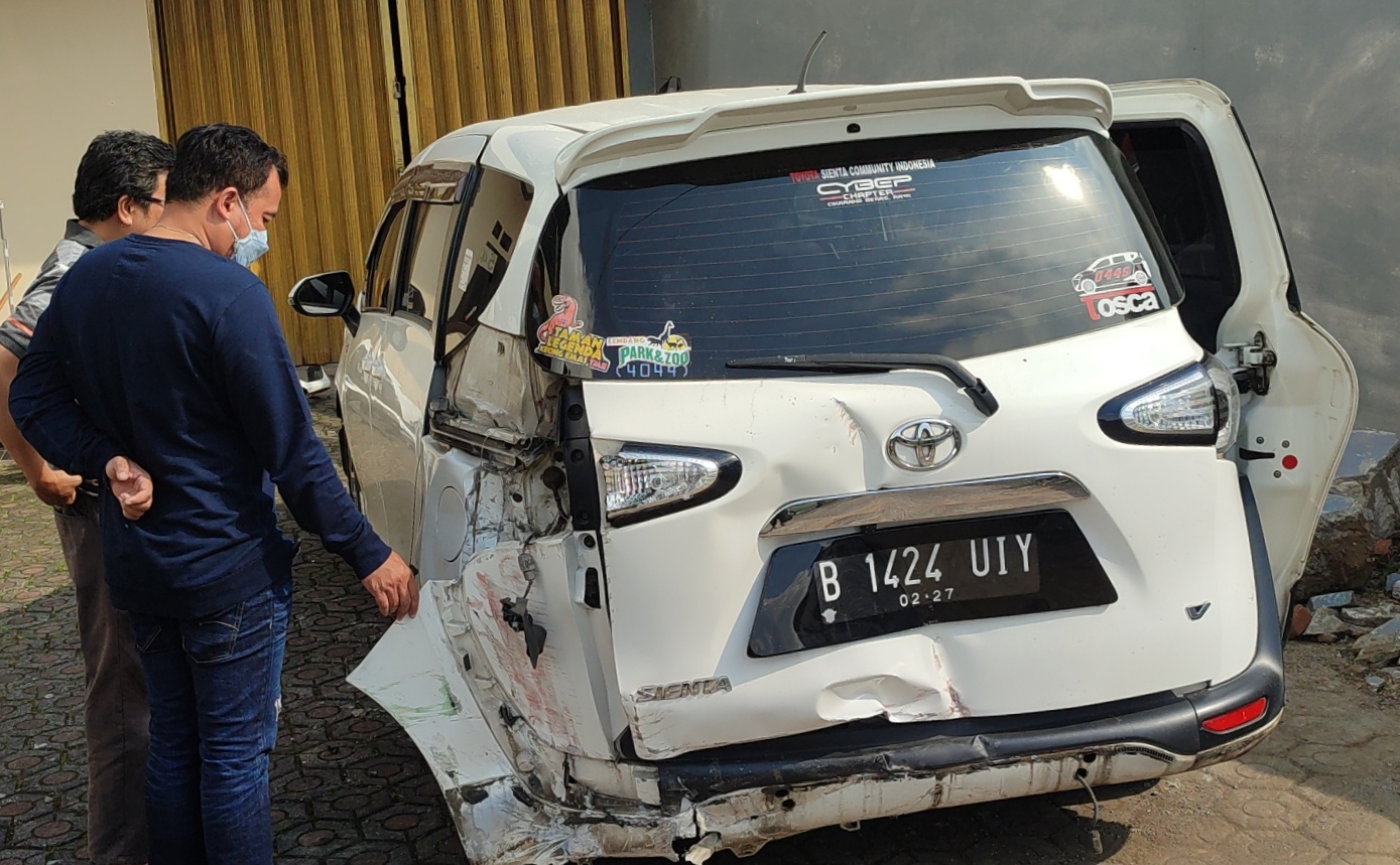 Tak Kuat Menanjak, Mobil Wisatawan Terjun ke Pekarangan Warga Lembang