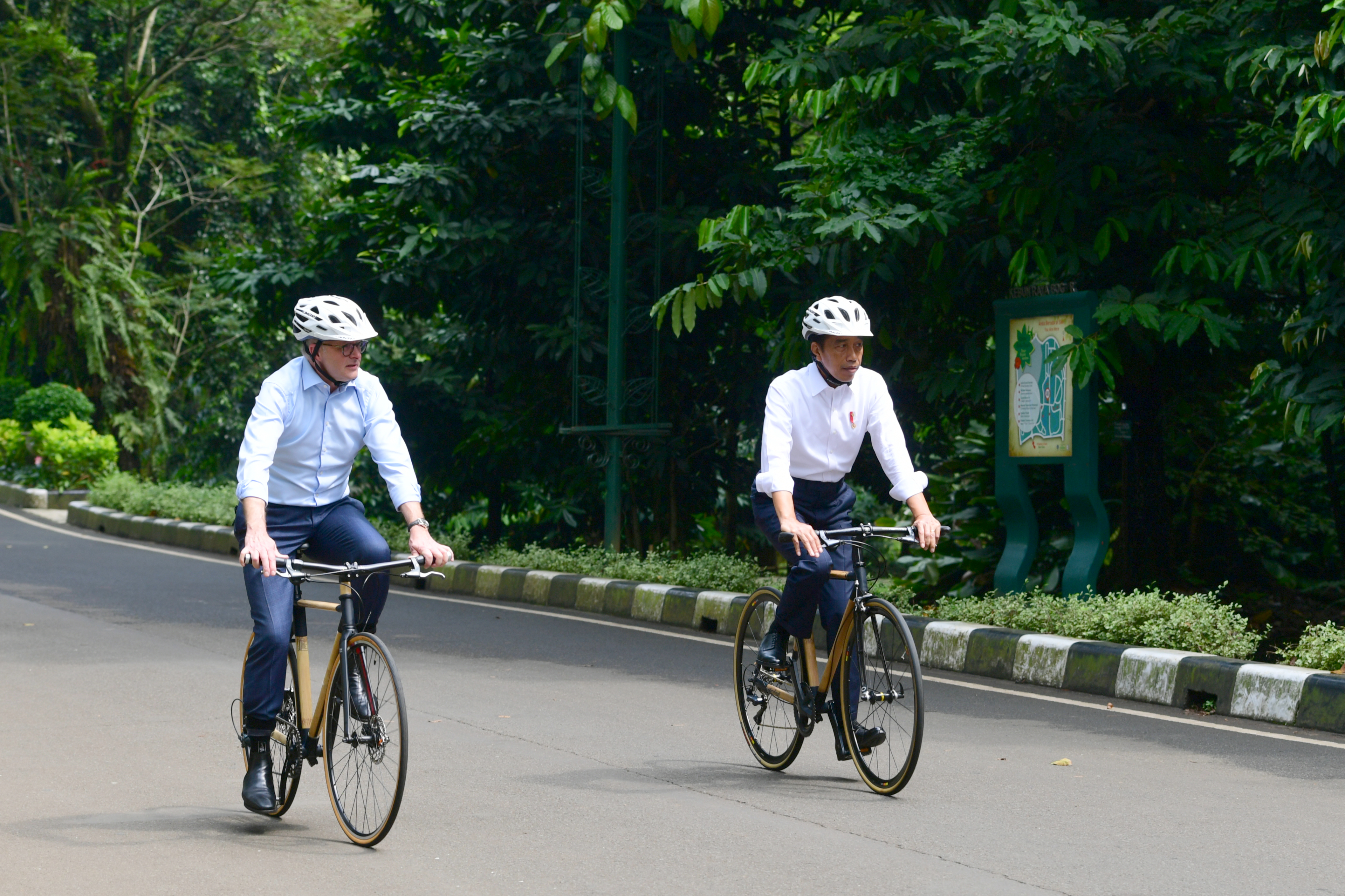 Presiden Joko Widodo mengajak Perdana Menteri (PM) Australia Anthony Albanese bersepeda pagi