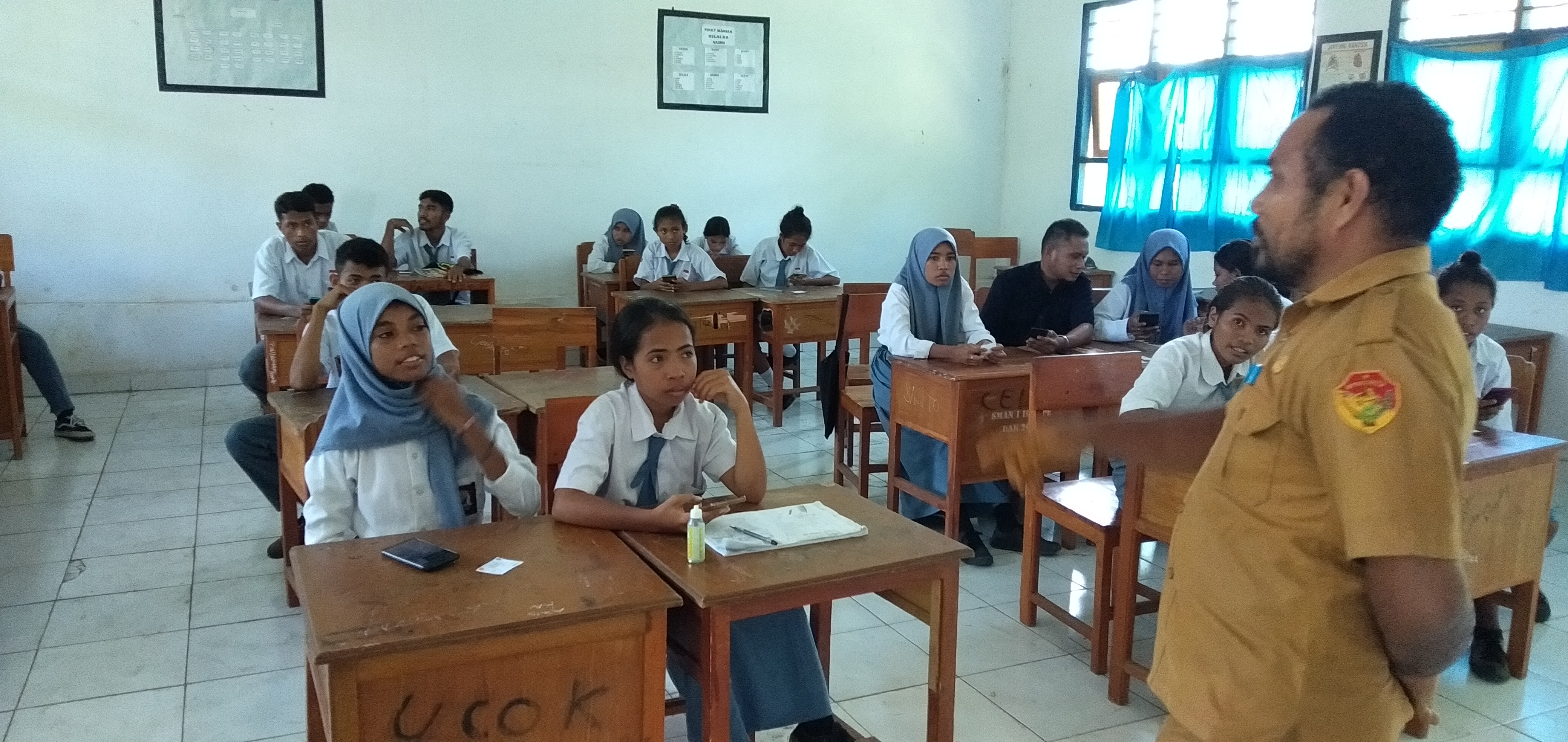 Tobias Temalan, Kepala SMAN 1 Ile Ape, Kecamatan Ile Ape, Kabupaten Lembata, Nusa Tenggara Timur, tengah berdialog dengan siswa