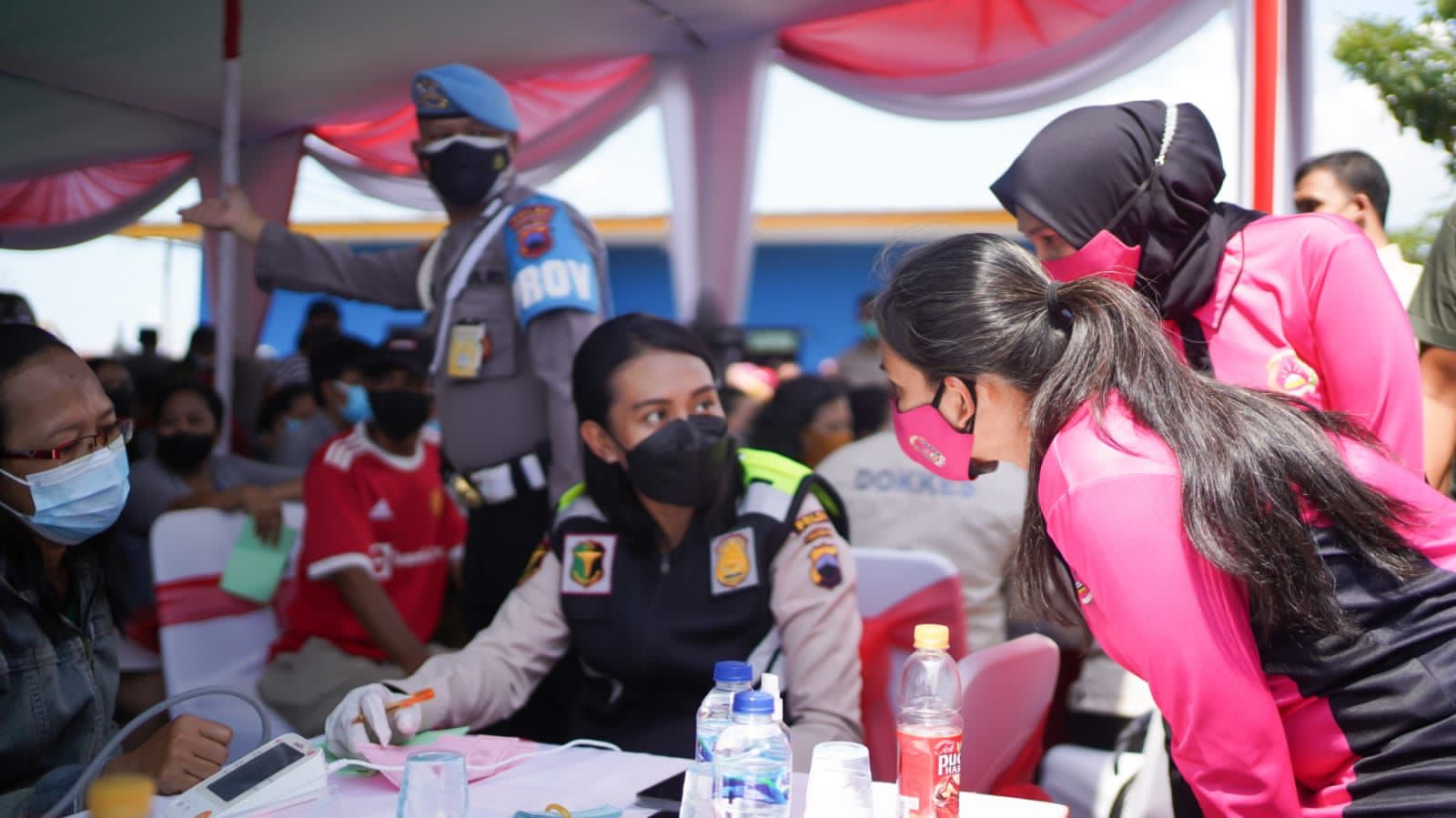 Pengurus Pusat Bhayangkari berikan bantuan sosial bagi warga Terdampak banjir rob di Semarang, Kamis (2/6) 
