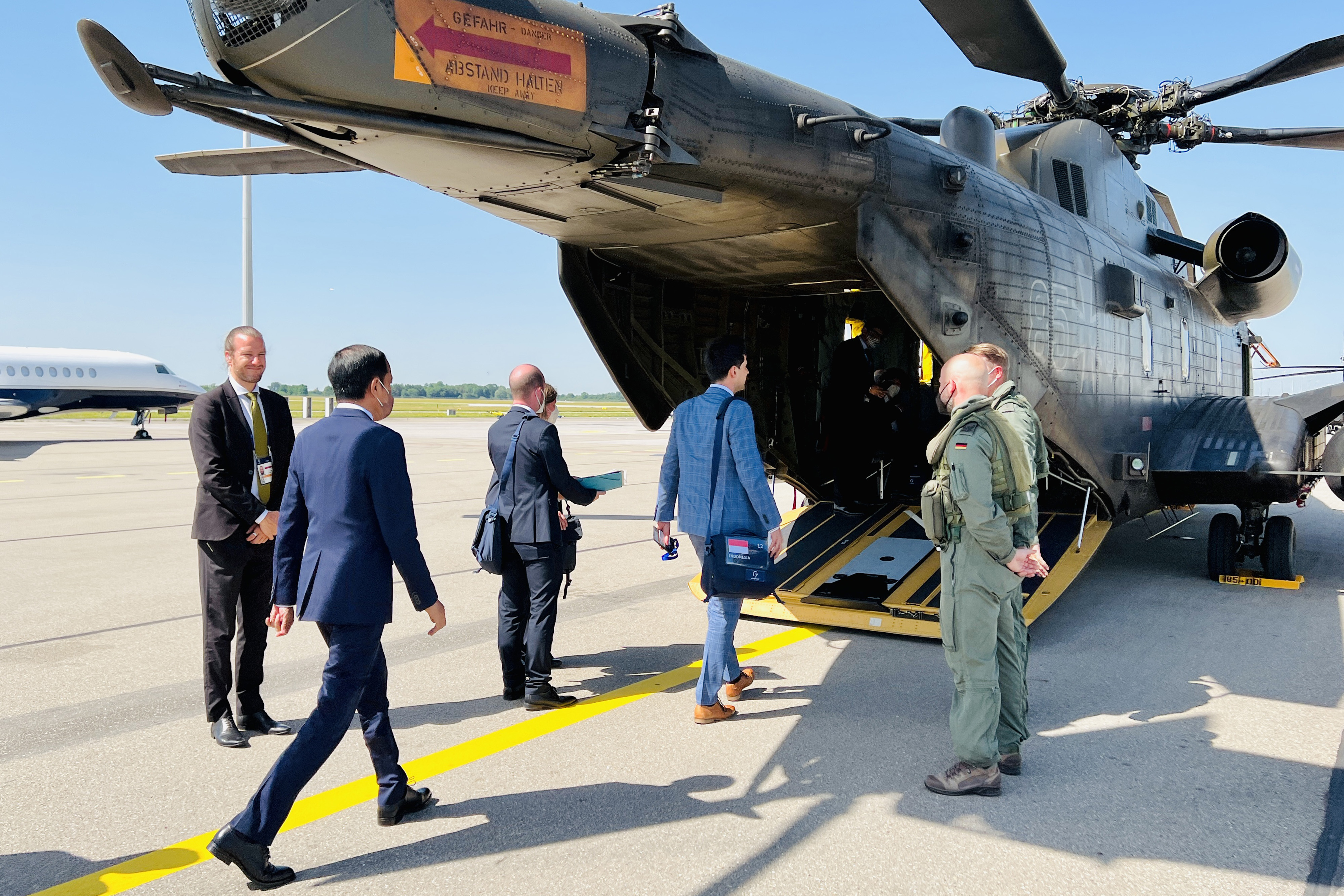 Presiden RI Joko Widodo sebelum diantar menuju lokasi KTT G-7 dengan  helikopter militer tipe Sikorsky CH53 milik Jerman, Senin (27/6).