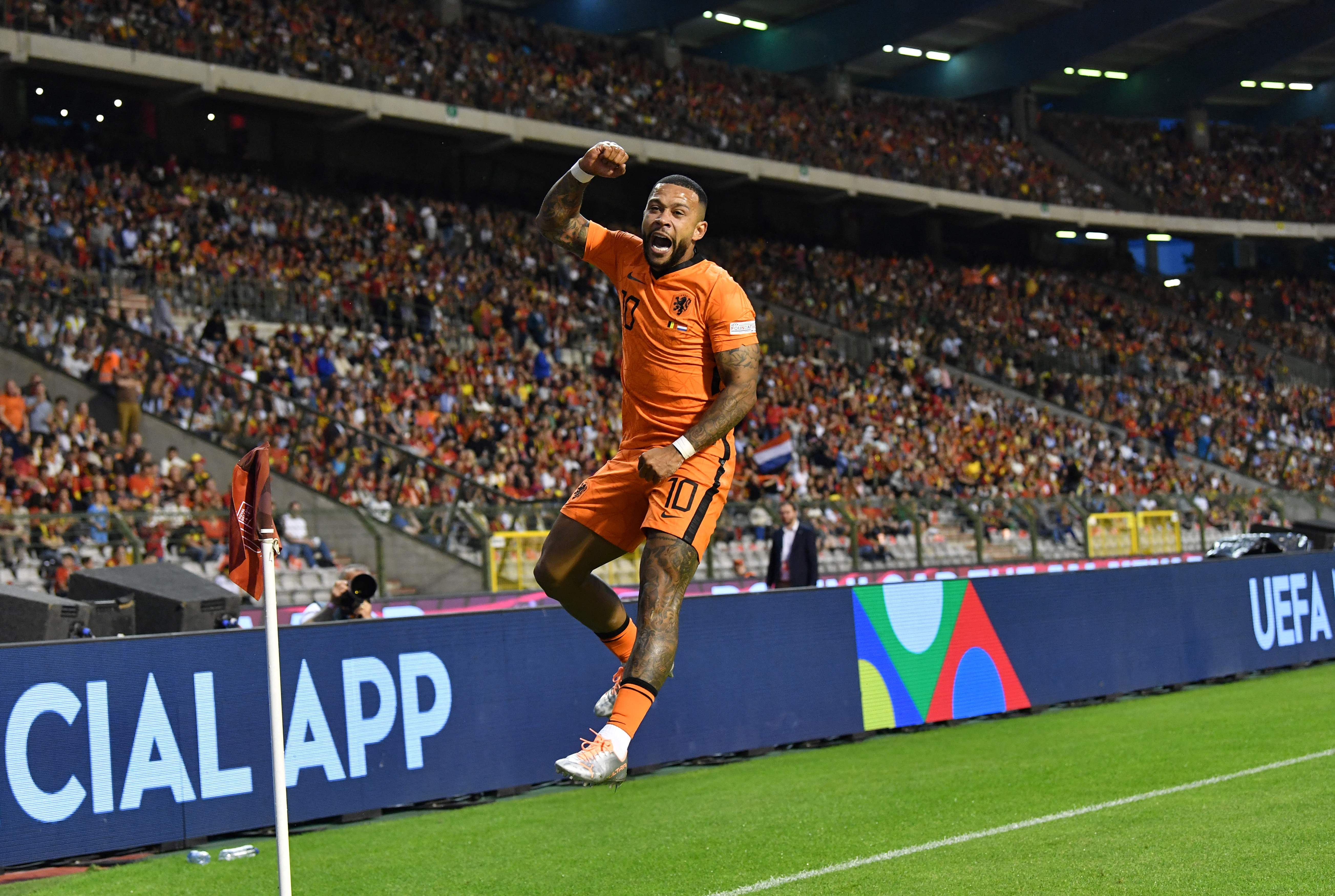 Pemain timnas Belanda Memphis Depay melakukan selebrasi usai mencetak gol ke gawang Belgia di laga Liga Negara UEFA.