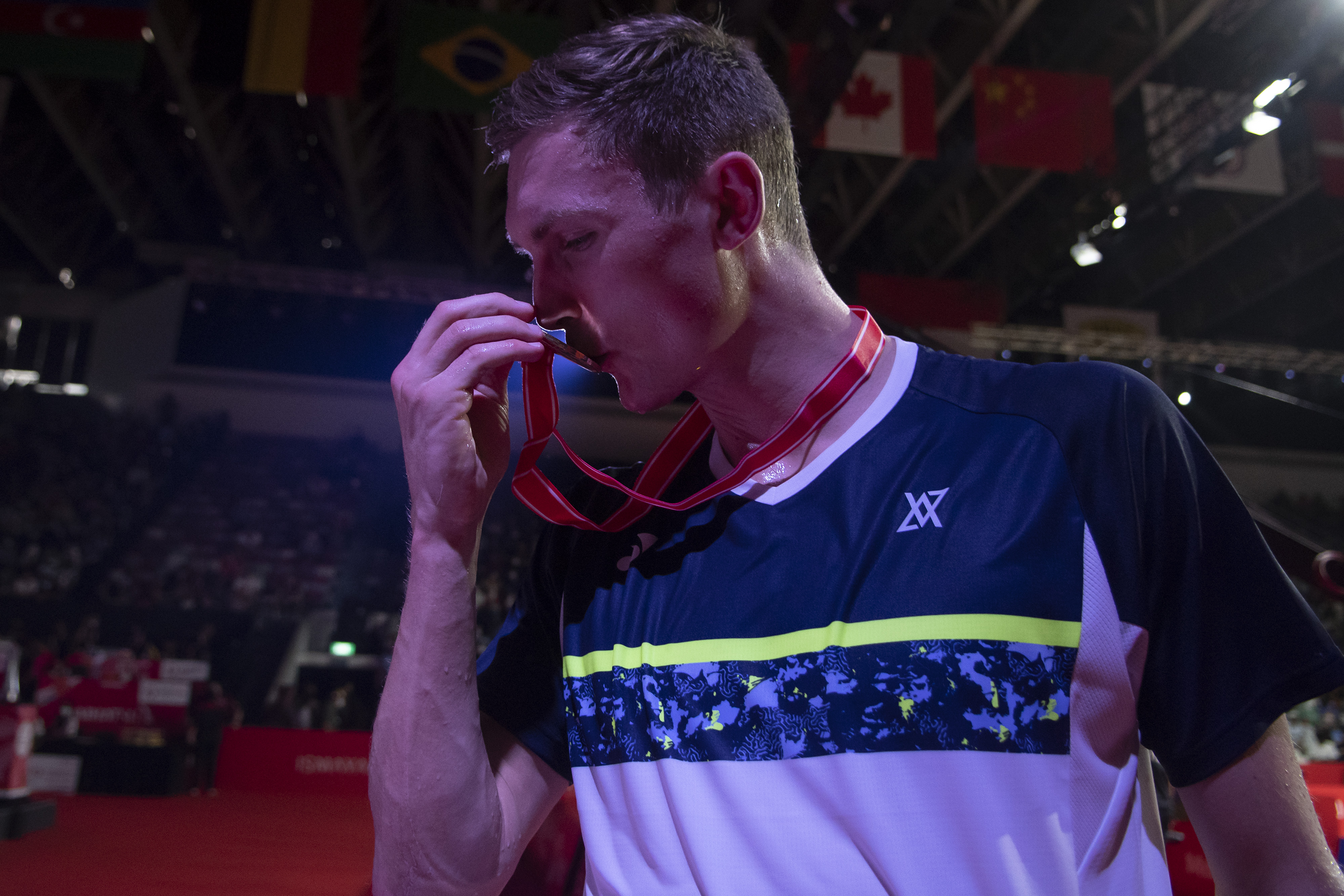Pebulu tangkis tunggal putra Denmark Viktor Axelsen mencium medali Indonesia Masters.A