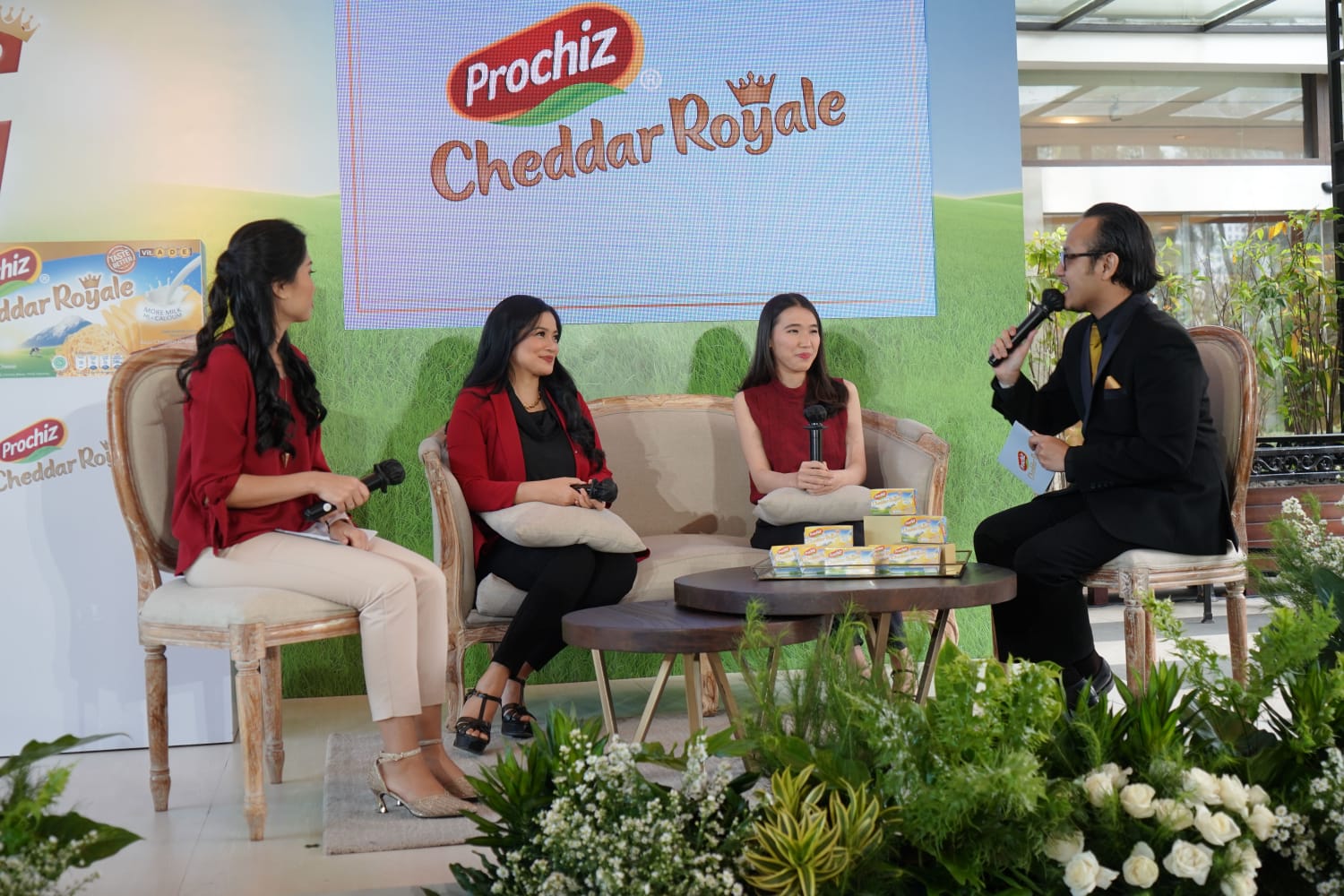 Talkshow mengenai keju menghadirkan ahli gizi Angel Jovi, S.Gz, Titi Kamal, dan juga Rika Sandi selaku GM Marketing PT Mulia Boga Raya Tbk.