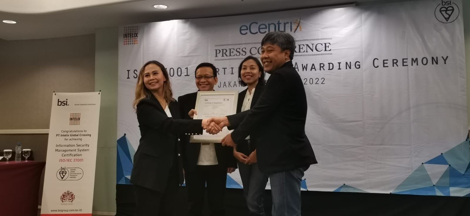 Senior Commercial Director BSI Nolia Natalia menyerahkan sertifikat ISO 27001 kepada CEO eCentrix Wayan Eka Nugraha di Jakarta, Kamis (9/6).
