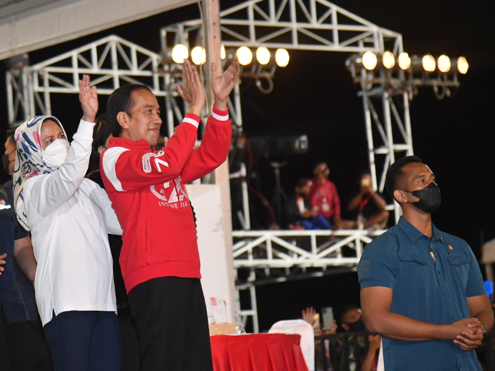 Presiden Joko Widodo menonton konser di Ende, NTT