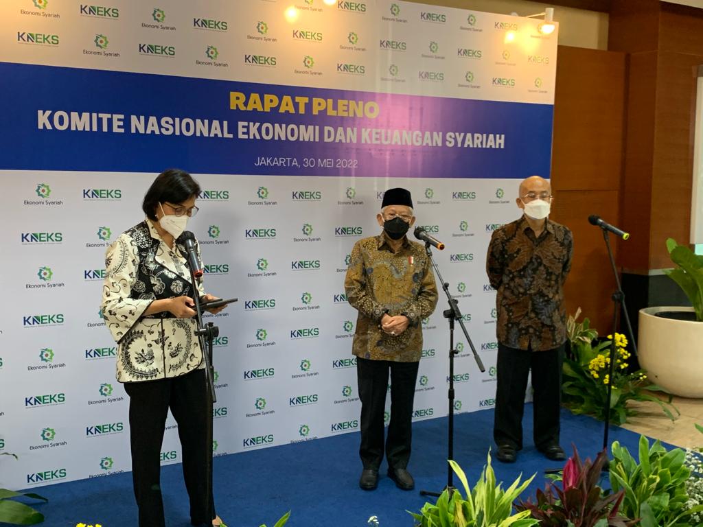 Wakil Presiden Ma'ruf Amin memberikan keterangan pers usai Rapat Pleno Komite Nasional Ekonomi dan Keuangan Syariah (KNEKS).