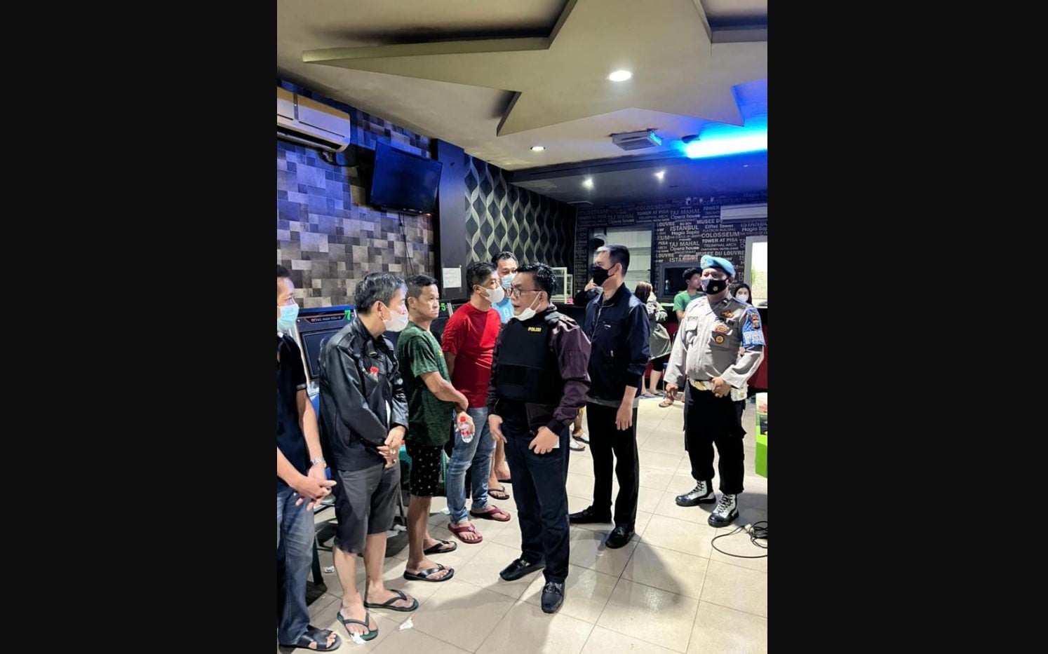 Kapolda Sumatra Utara (Sumut) Irjen Pol RZ Panca Putra Simanjuntak memimpin penggerebekan ke lokasi judi di Medan.