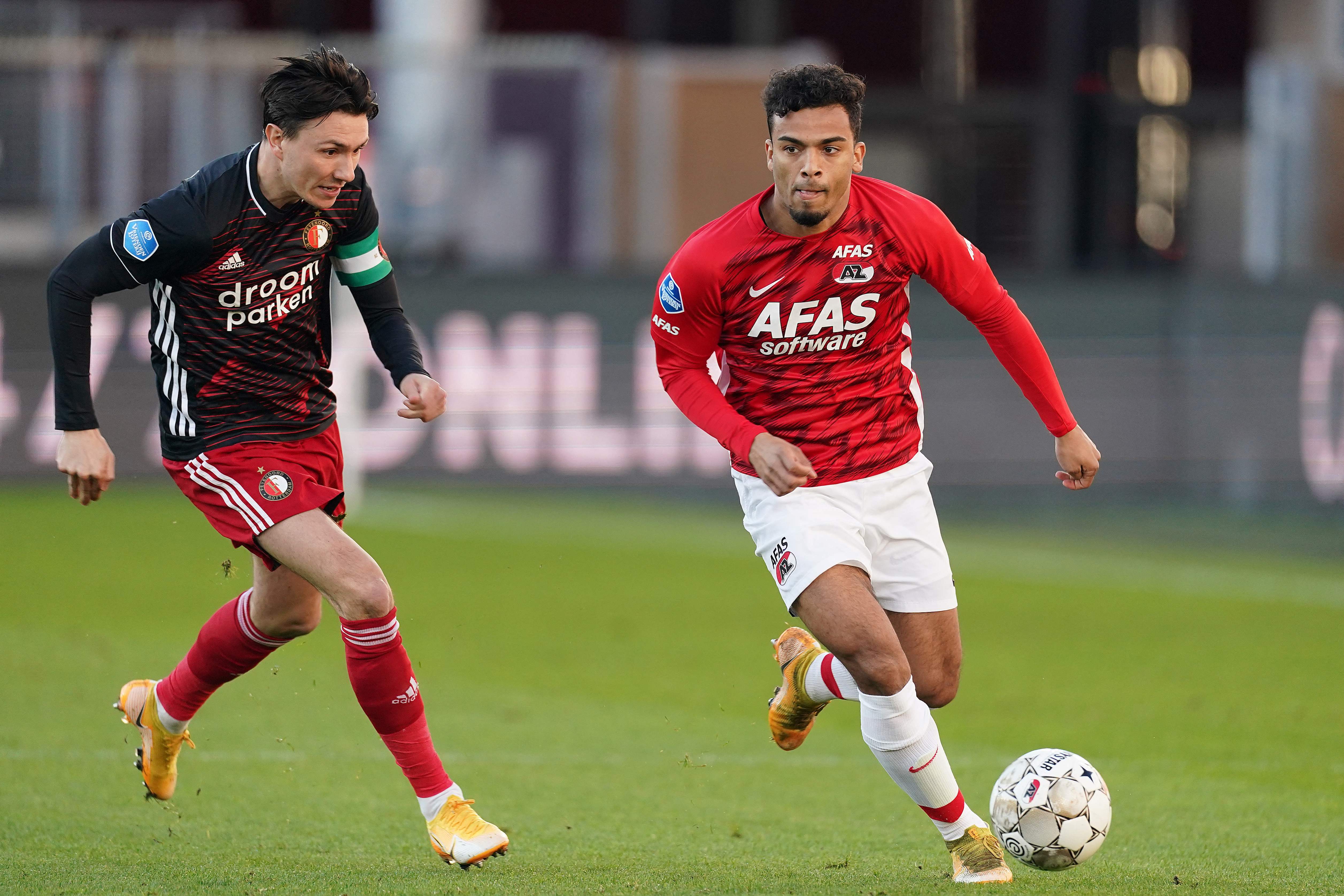 Pemain AZ Alkmaar Owen Wijndal (kanan)