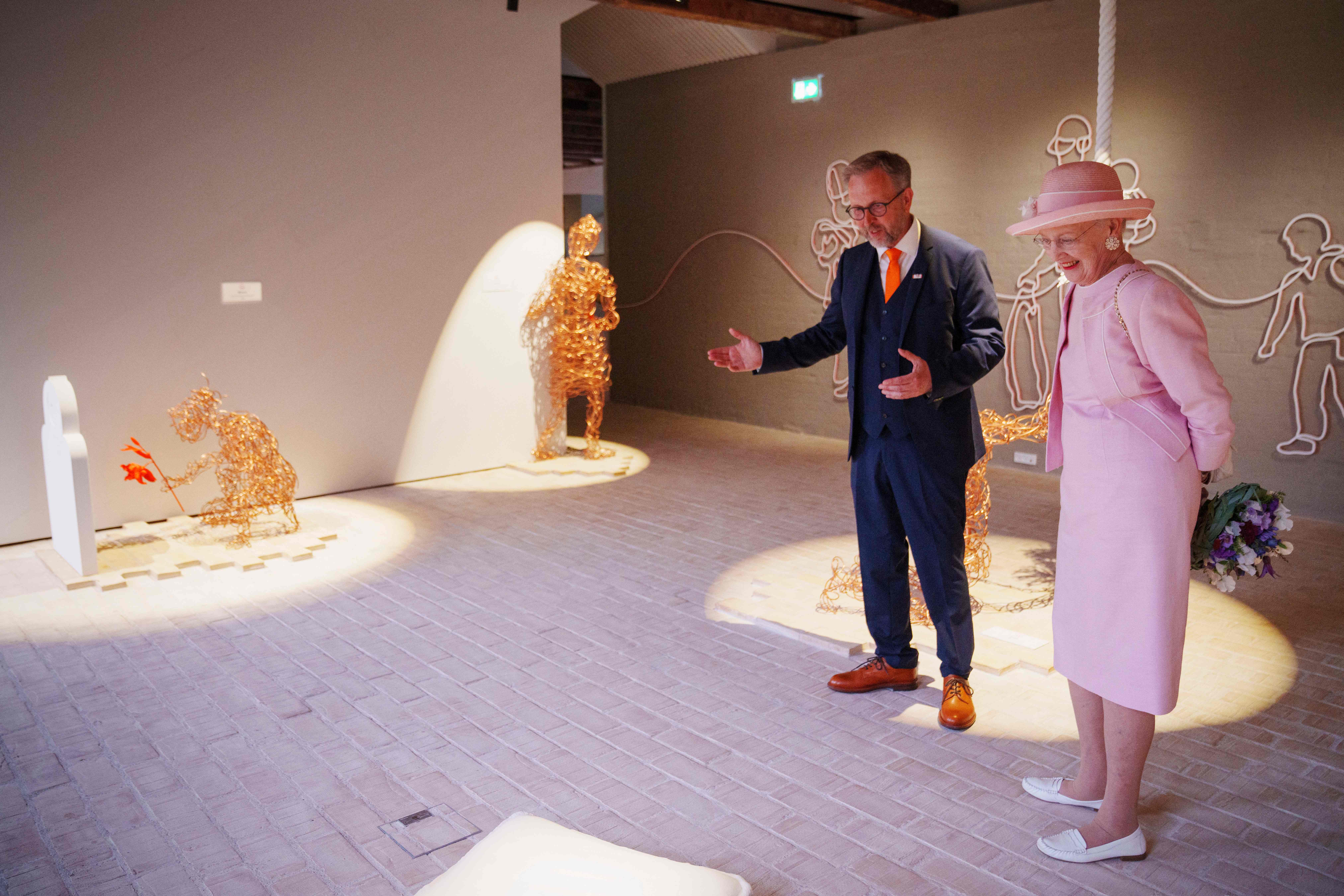 Ratu Denmark Margrethe II (kanan) dan Direktur Museum Flugt Claus Kjeld Jensen meninjau eksebisi usai peresmian museum itu, Sabtu (25/6).