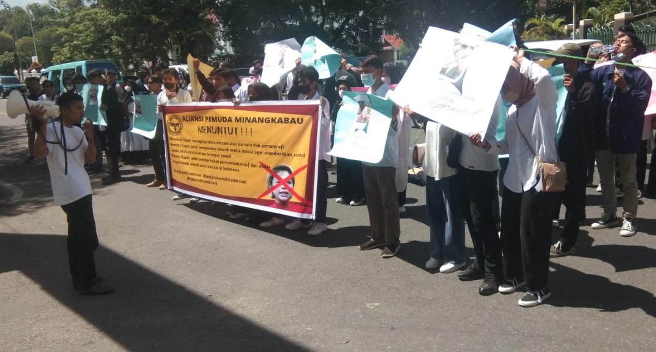 Di Padang, Sumatera Barat, ratusan orang dari Aliansi Pemuda Minangkabau menuntut penegak hukum segera terhadap artis Nikita Mirzani.