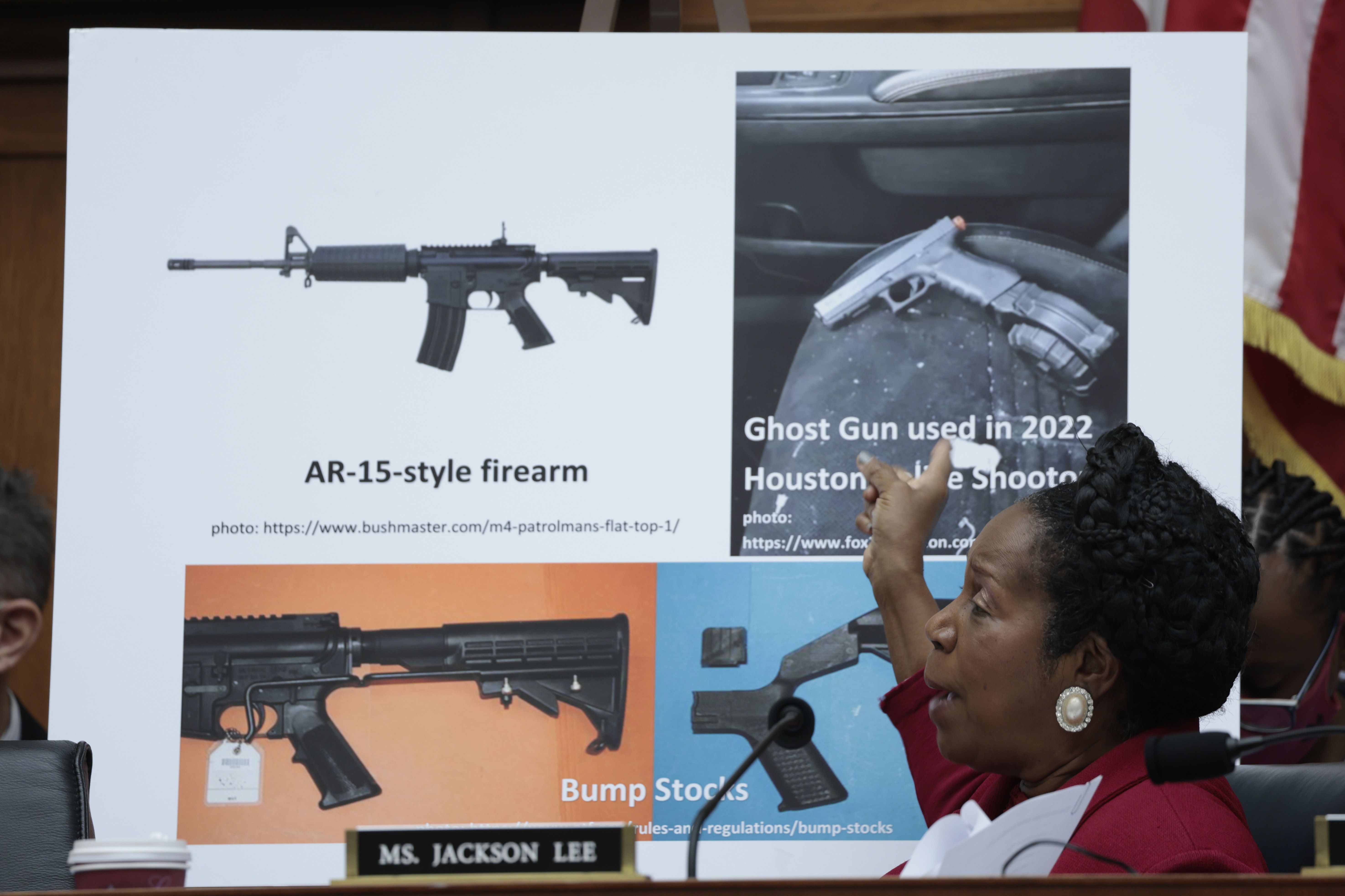 Seorang anggota DPR AS menunjukkan senjata-senjata yang digunakan di pereistiwa penembakan di negara itu.