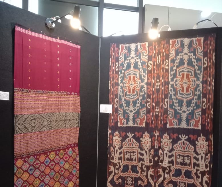 Dua motif kain tenun Sumba, Hinggi Mahang Katiku Tau (kanan) dan Lau Pahudur