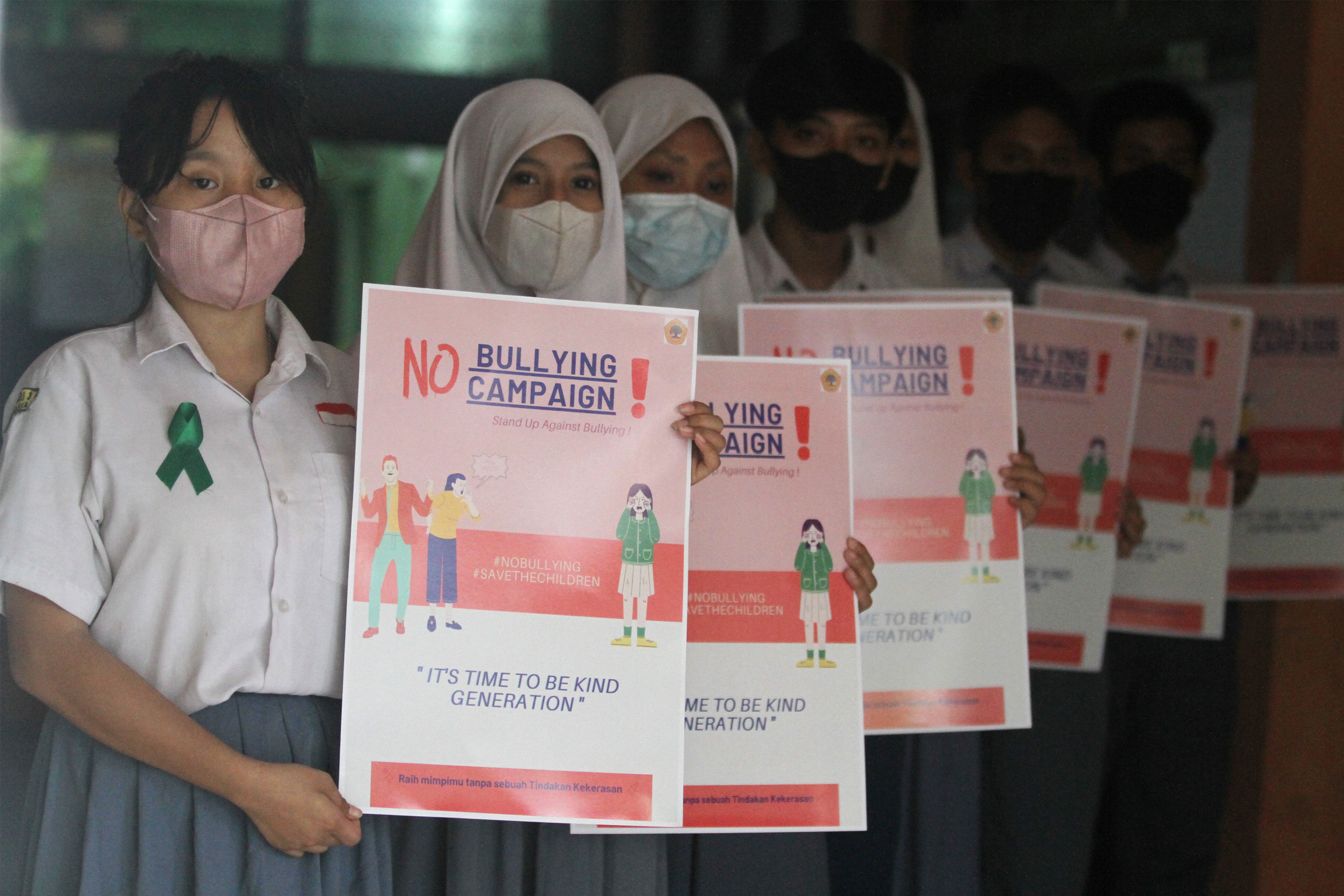 Pelajar SMA PGRI 3 Surabaya membawa poster saat kegiatan kampanye gerakan anti perundungan (bullying) di Surabaya, Jawa Timur