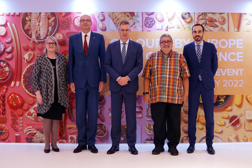 Duta Besar Uni Eropa untuk Indonesia dan Brunei Darussalam Vincent Piket bersama pejabat lain dan patner Indonesia