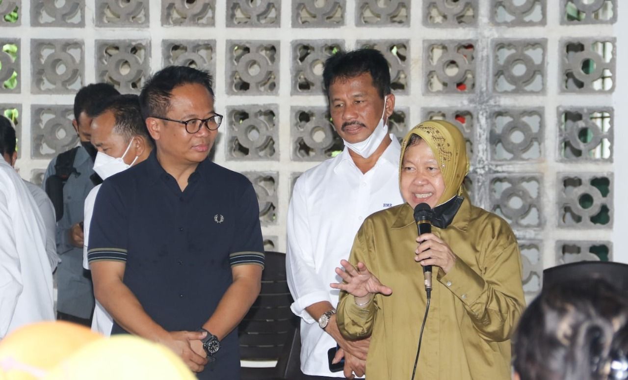 Ketua Ketua Umum IA-ITB Gembong Primadjaja, Kepala BP Batam Muhammad Rudi, dan Mensos Tri Risma Harini (kiri) di Kota Batam. 