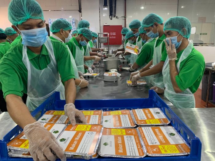 Sejumlah petugas menata makanan khas Indonesia untuk jamaah calon haji di dapur katering Ahla Zad Company, Mekah. 