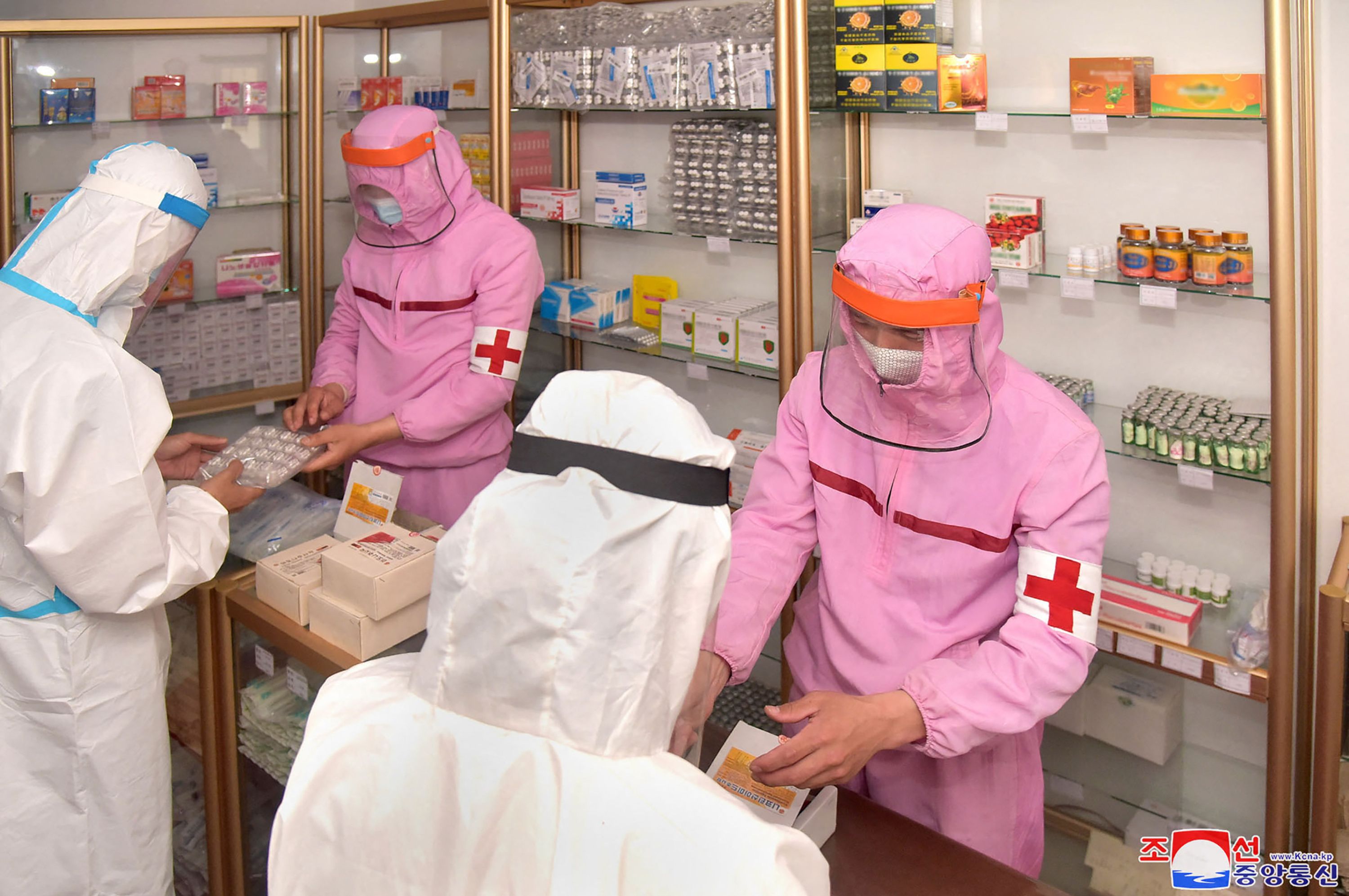 Personel militer yang mengenakan APD memasok obat-obatan ke sebuah apotek di Pyongyang, Korea Utara.