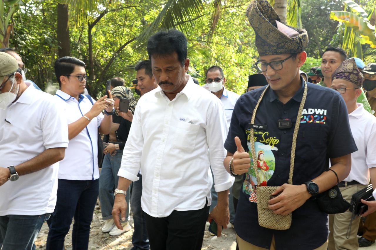Kepala BP Batam Muhammad Rudi bersama Menparekraf Sandiaga Salahuddin Uno, mengunjungi Desa Wisata Kampung Tua Bakau Serip, Nongsa, Batam.