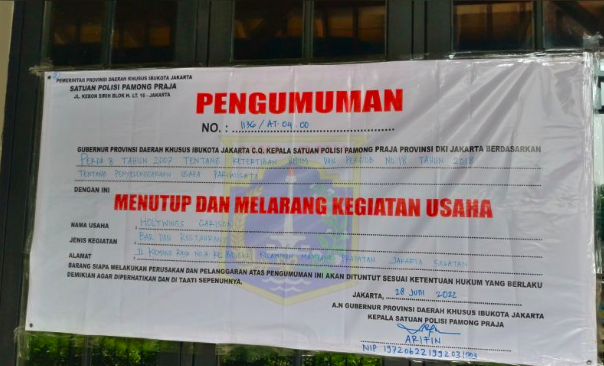 Salah satu cabang Holywings di Kemang, The Garrison disegel oleh Pemprov DKI Jakarta, Selasa (28/6/2022). 