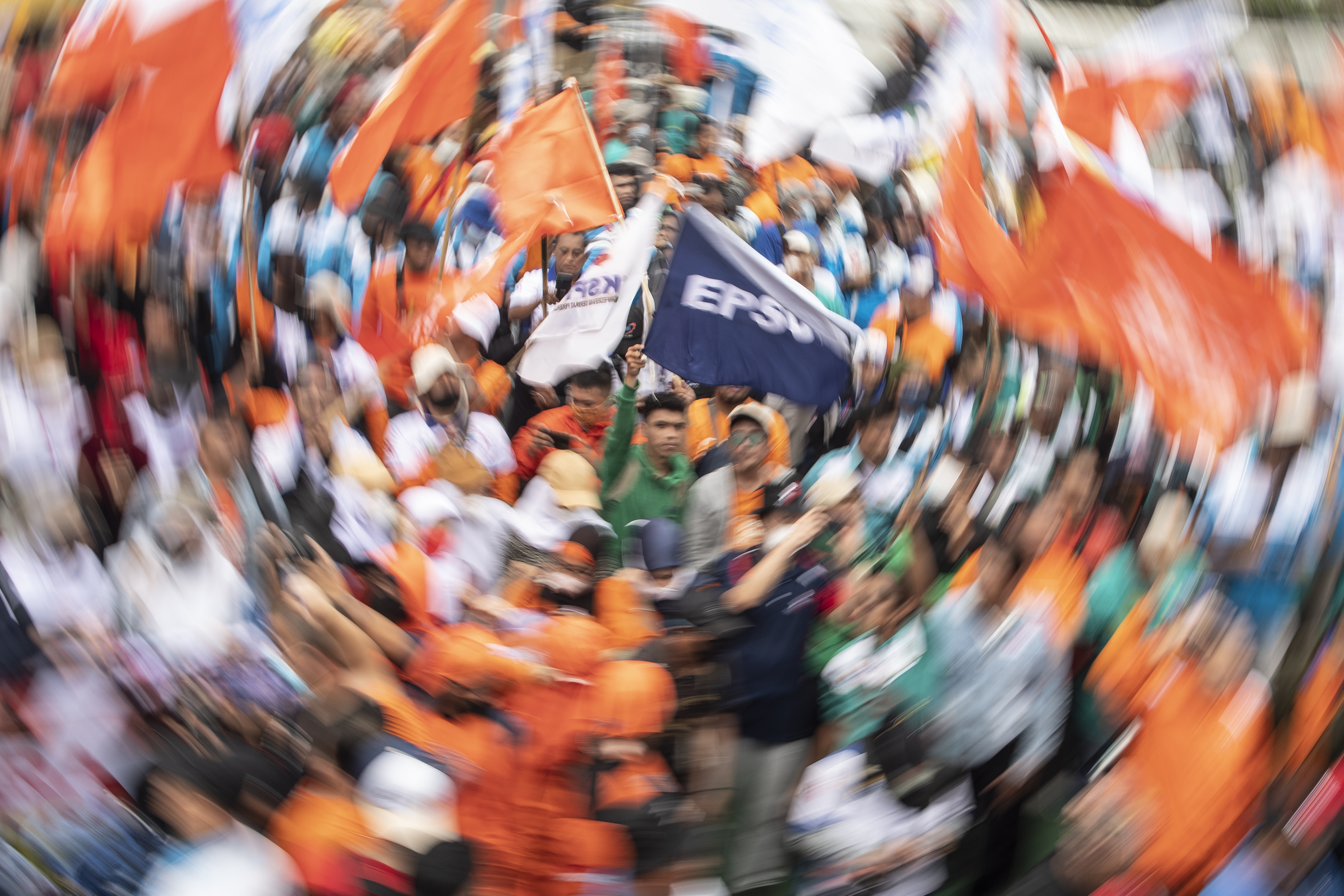 Sejumlah buruh melakukan aksi unjuk rasa di depan gedung DPR, Jakarta.