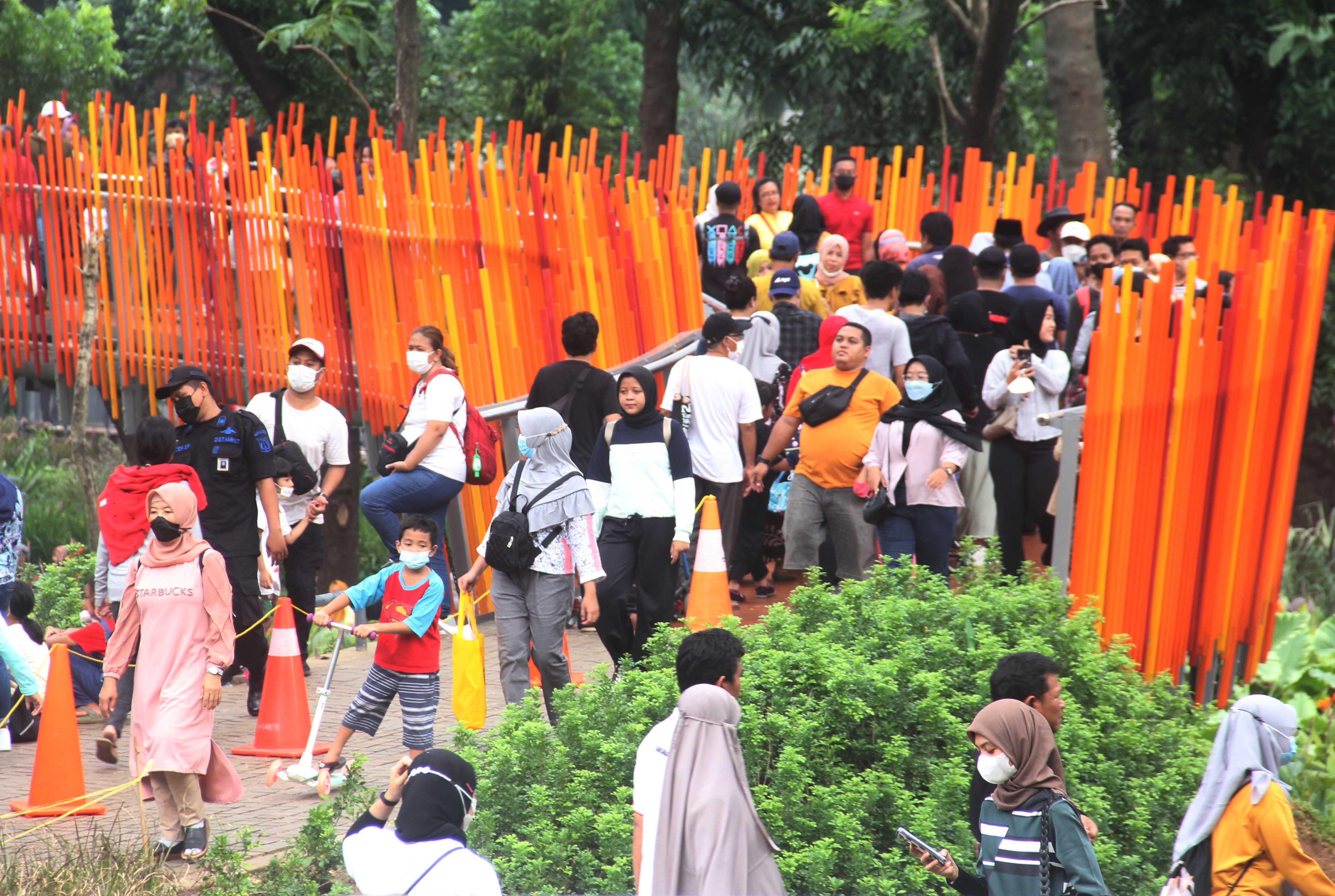  Para pengunjung saat menikmati salah satu wahana Tebet Eco Park di Jakarta, Minggu (5/6/2022). 