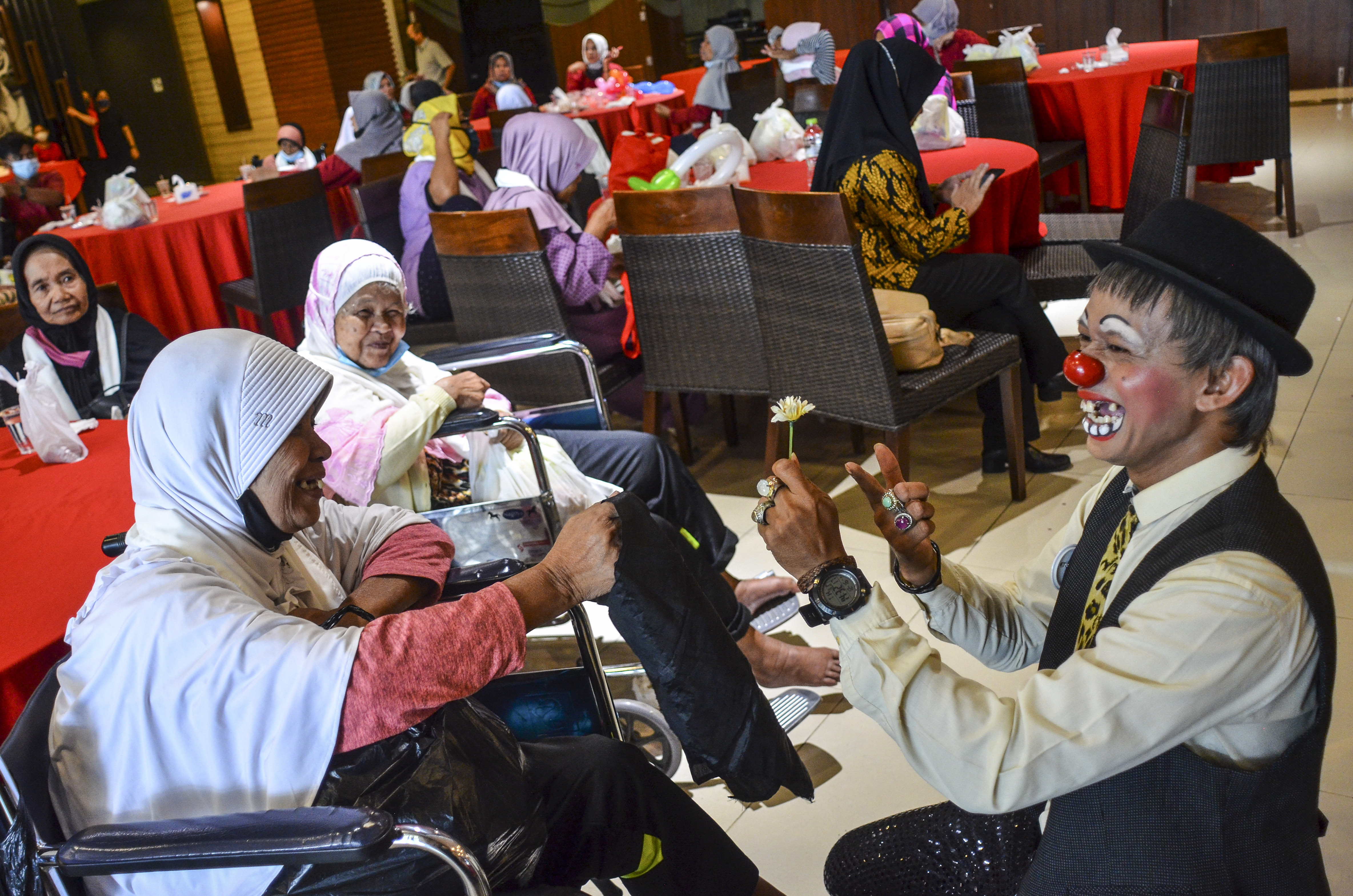 Komunitas Badut Tasikmalaya (Battik) menghibur warga lanjut usia (lansia) di Graha Asia Plaza, Kota Tasikmalaya, Jawa Barat.