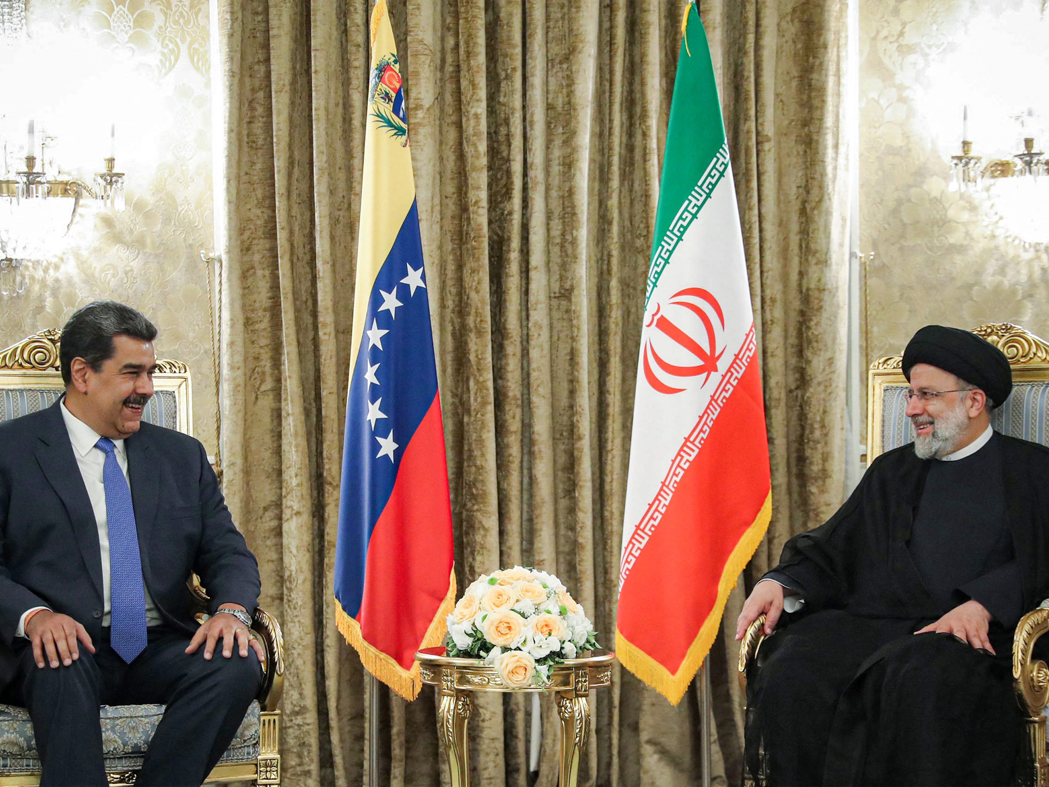 Presiden Iran Ebrahim Raisi (kanan) bertemu dengan Presiden Venezuela Nicolas Maduro (kiri) di ibu kota Teheran pada 11 Juni 2022.