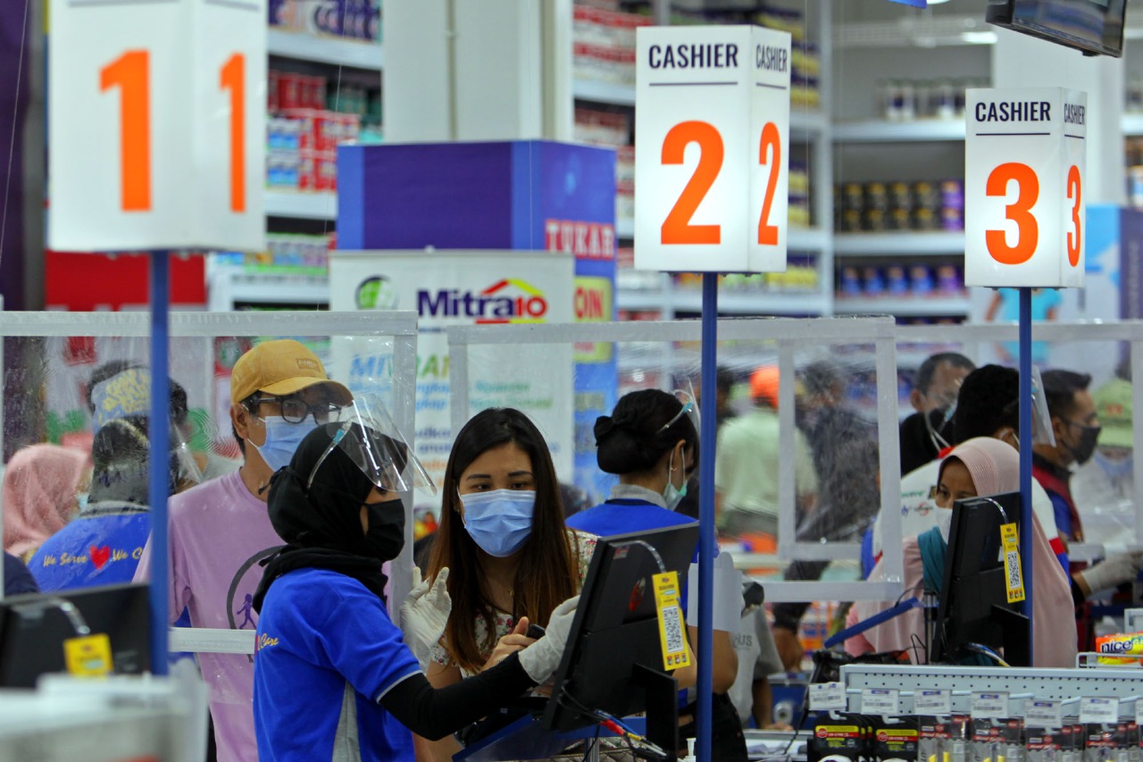 Suasana transaksi di Mitra10.
