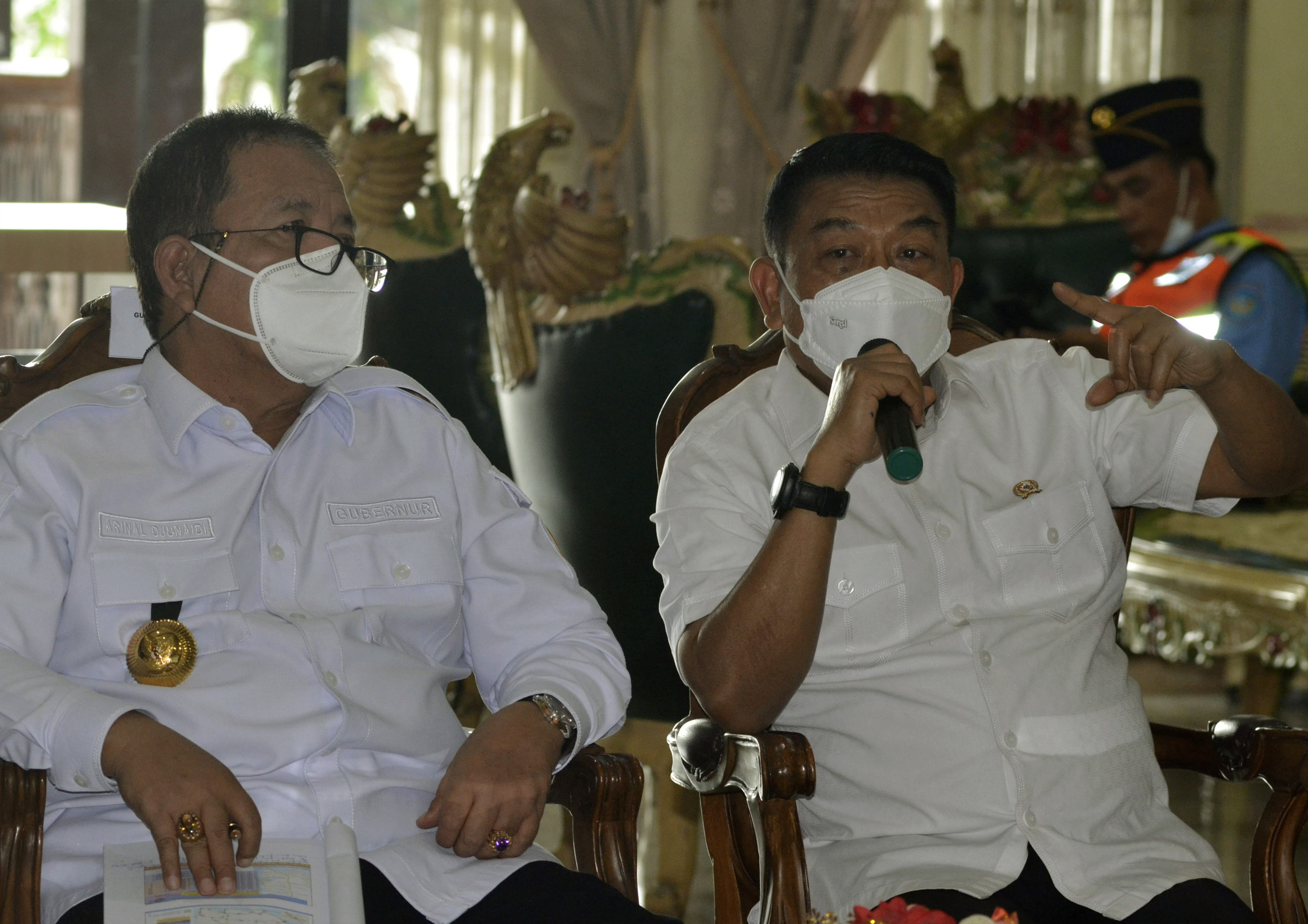 Kepala Staf Kepresidenan Moeldoko (kanan)