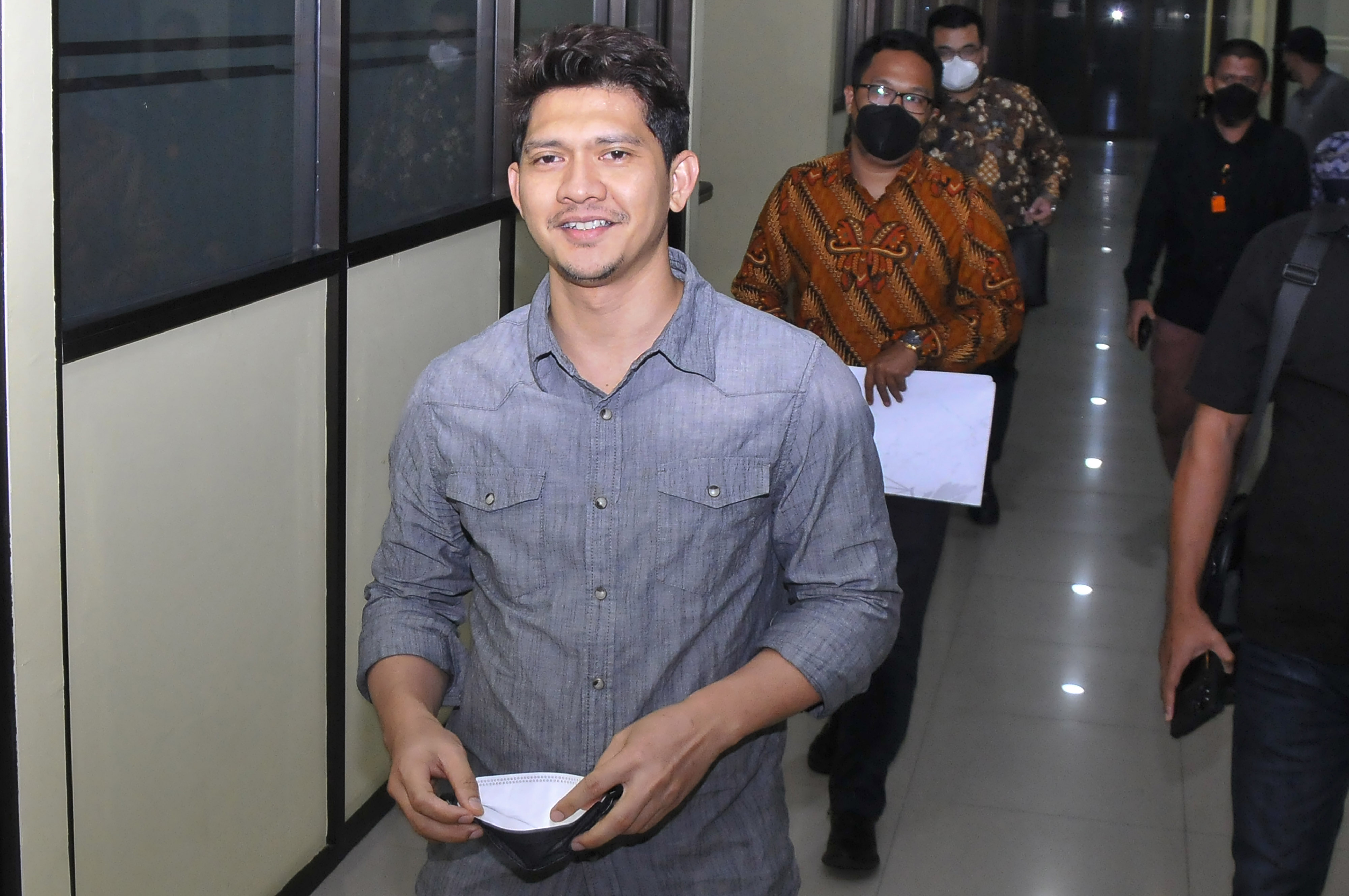 Aktor Iko Uwais seusai menjalani pemeriksaan di Polres Metro Bekasi Kota.