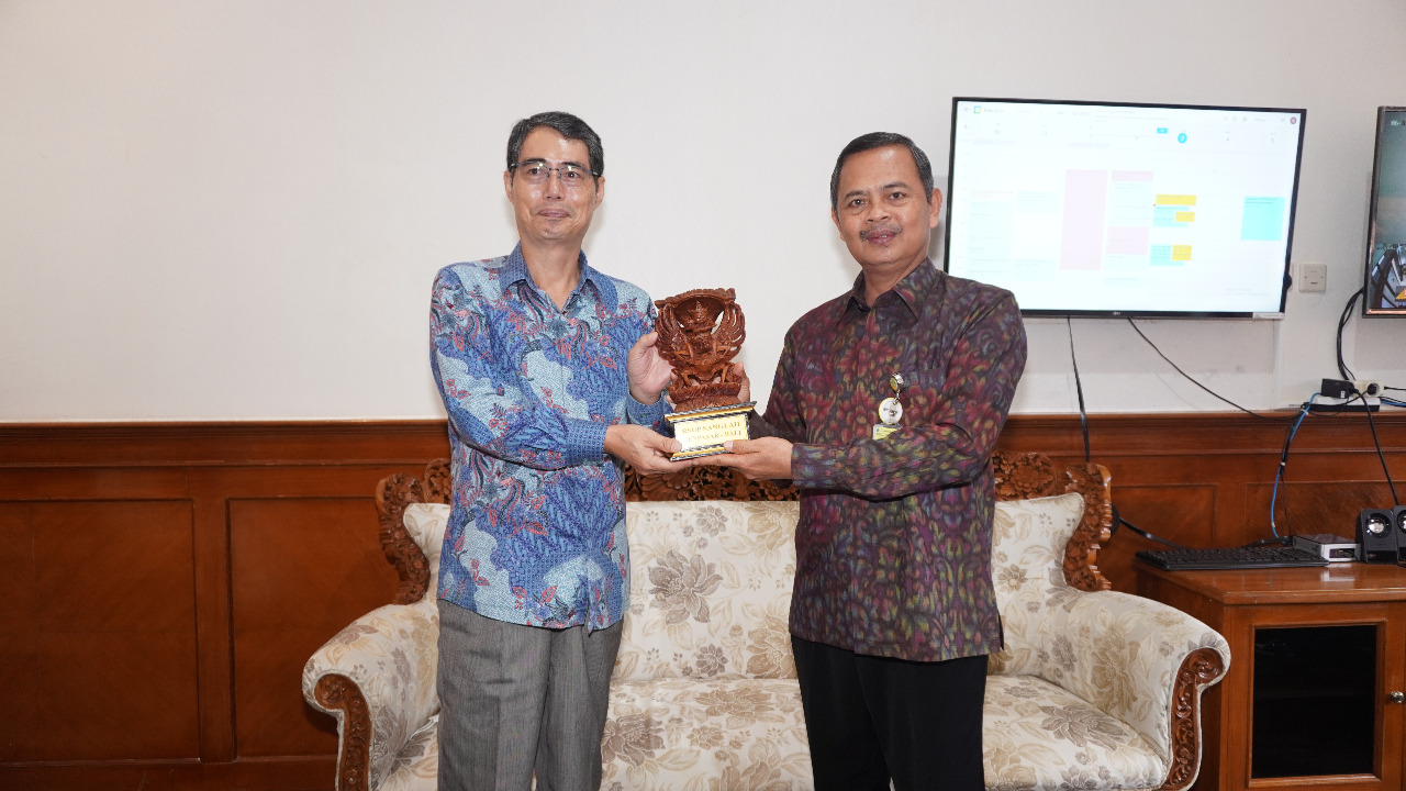 Konjel Korsel Moon Young Ju (kiri) dan Dirut RSUP Sanglah I Wayan Sudana