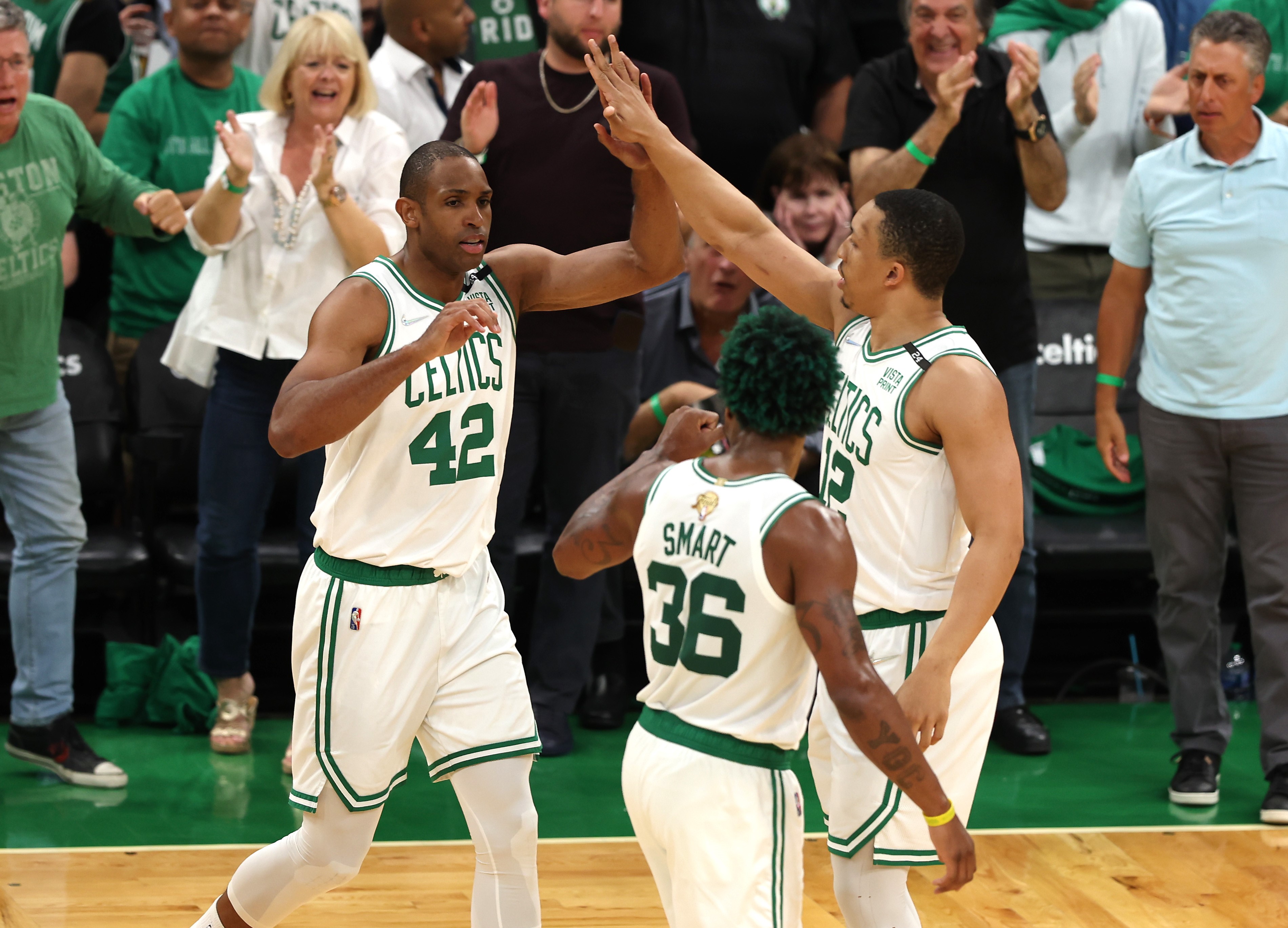 Pemain Boston Celtics melakukan selebrasi usai mencetak poin di Gim 3 Final NBA melawan Golden State Warriors