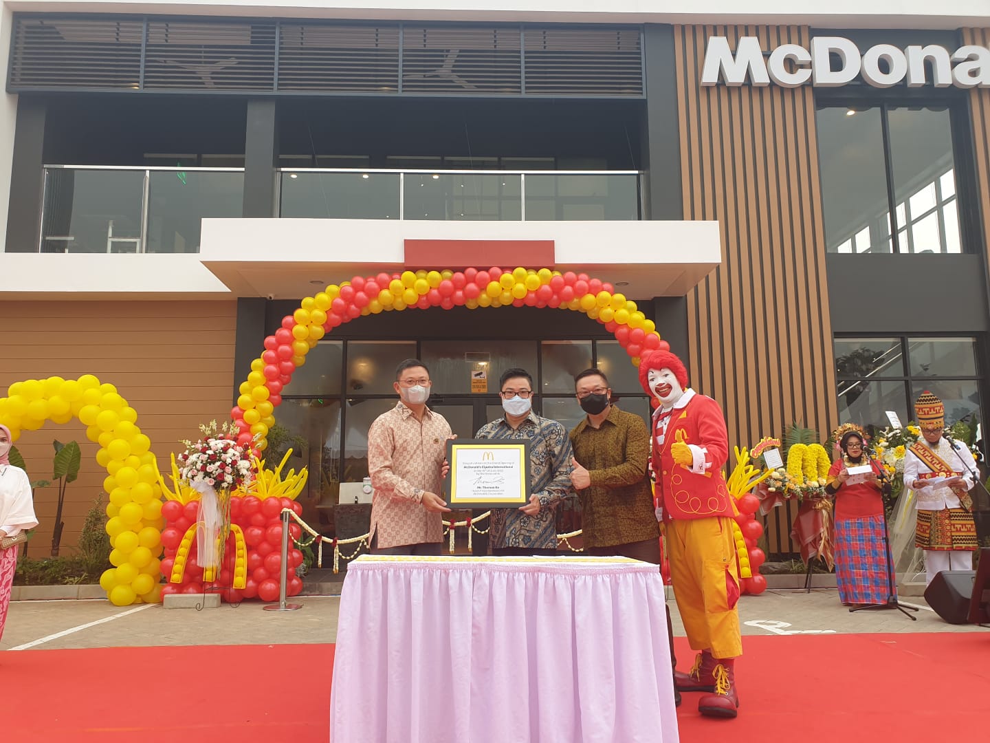 Pembukaan gerai McDonald's di kawasan Ciputra International, Jakarta Barat.