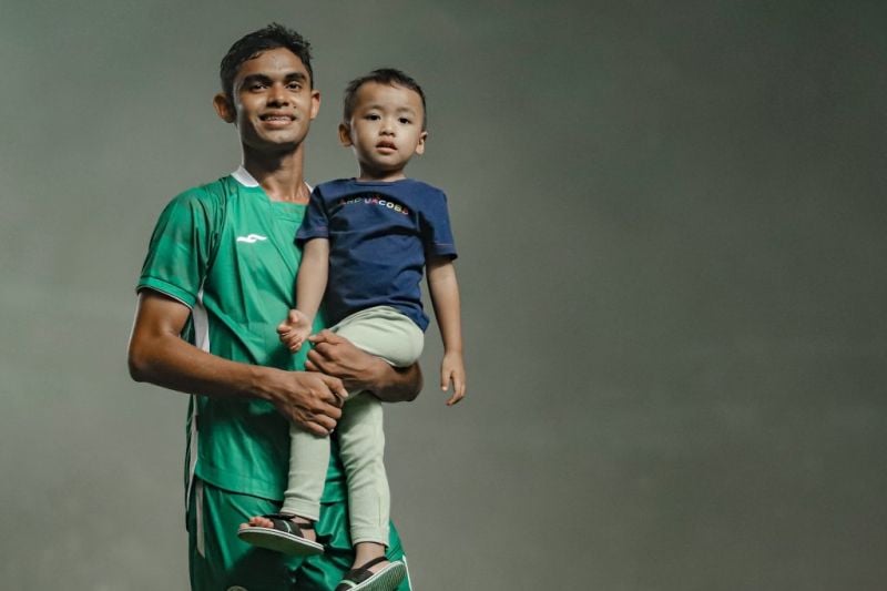 Pemain sayap PSS Sleman Miftahul Hamdi sedang menggendong buah hatinya