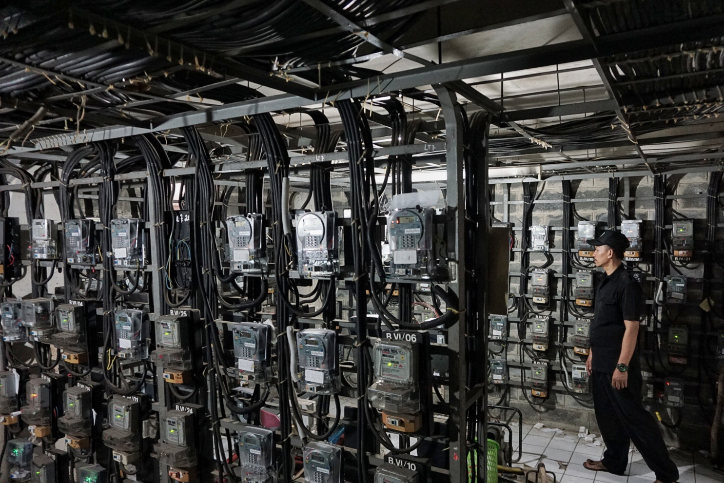 Petugas memeriksa meteran listrik di Jakarta Pusat. 