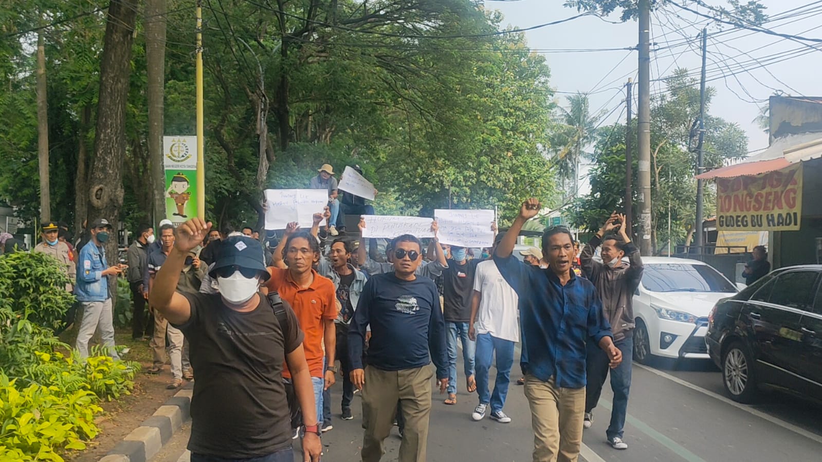 Ratusan warga asal Kecamatan Pakuhaj, Pantura Tangerang berunjuk rasa di depan Pengadilan Negeri (PN) Tangerang, Senin (27/6/2022) mendukung