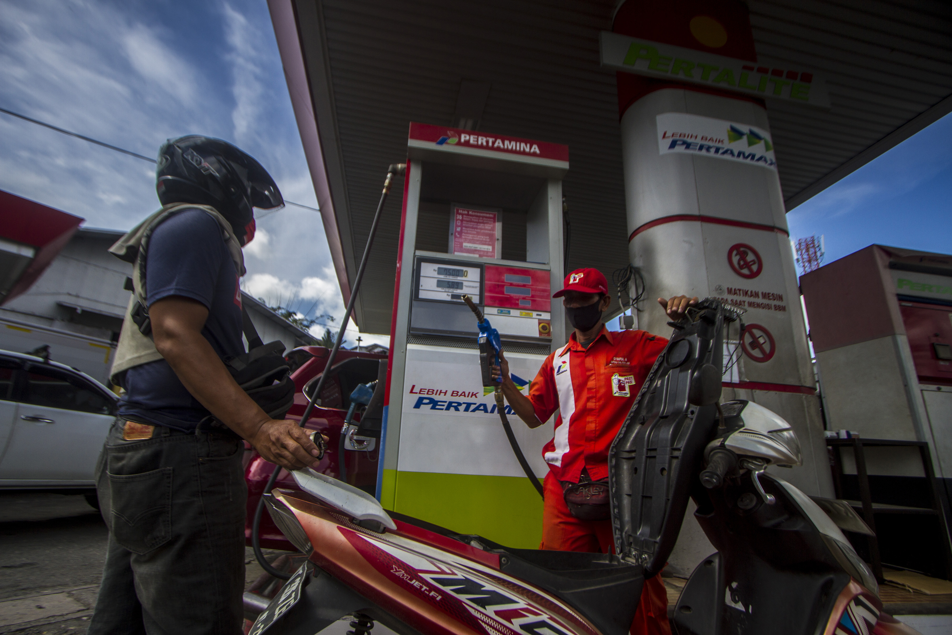 Petugas melayani pengisian BBM untuk kendaraan konsumen di SPBU wilayah Kalimantan Timur.