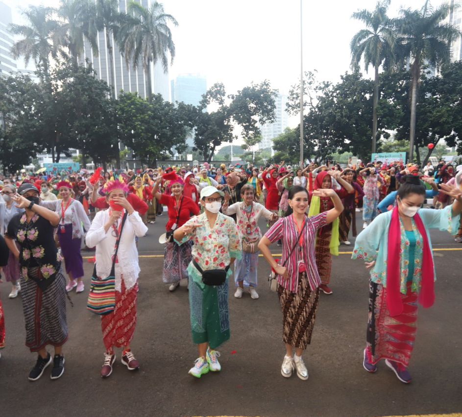 Para perempuan Indonesia menggelar acara jalan santai Berkebaya di sepanjang jalan Sudirman, Minggu (19/6).