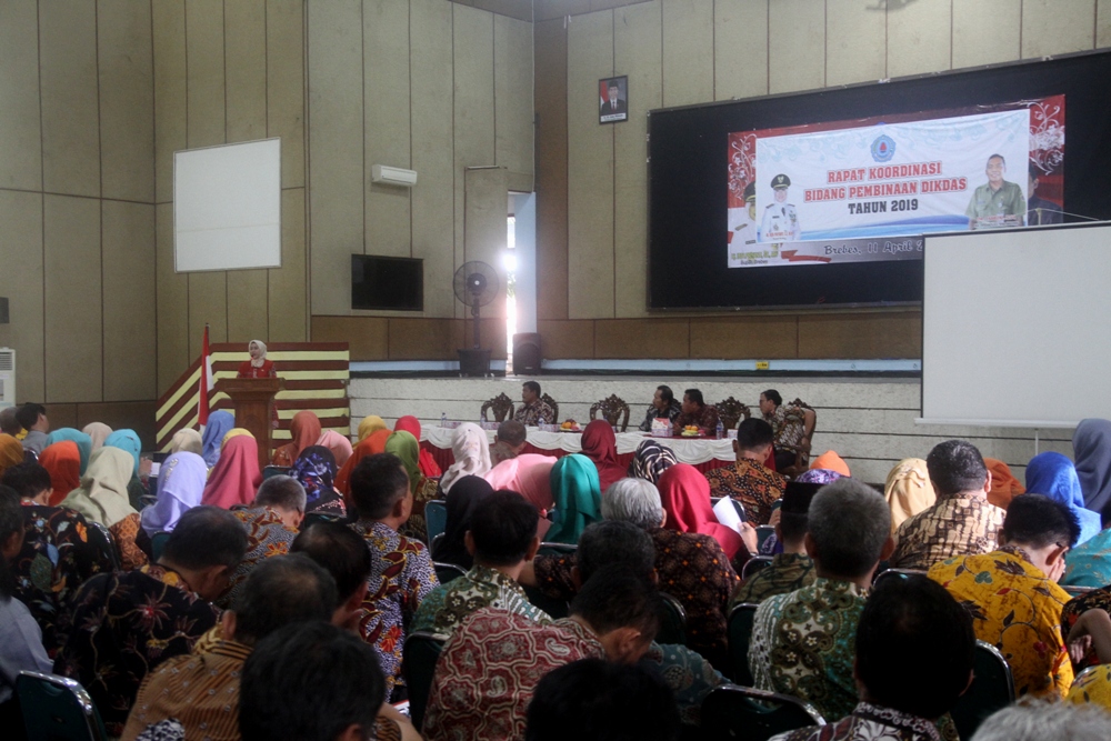 Bupati Brebes Idza Priyanti di depan para guru 