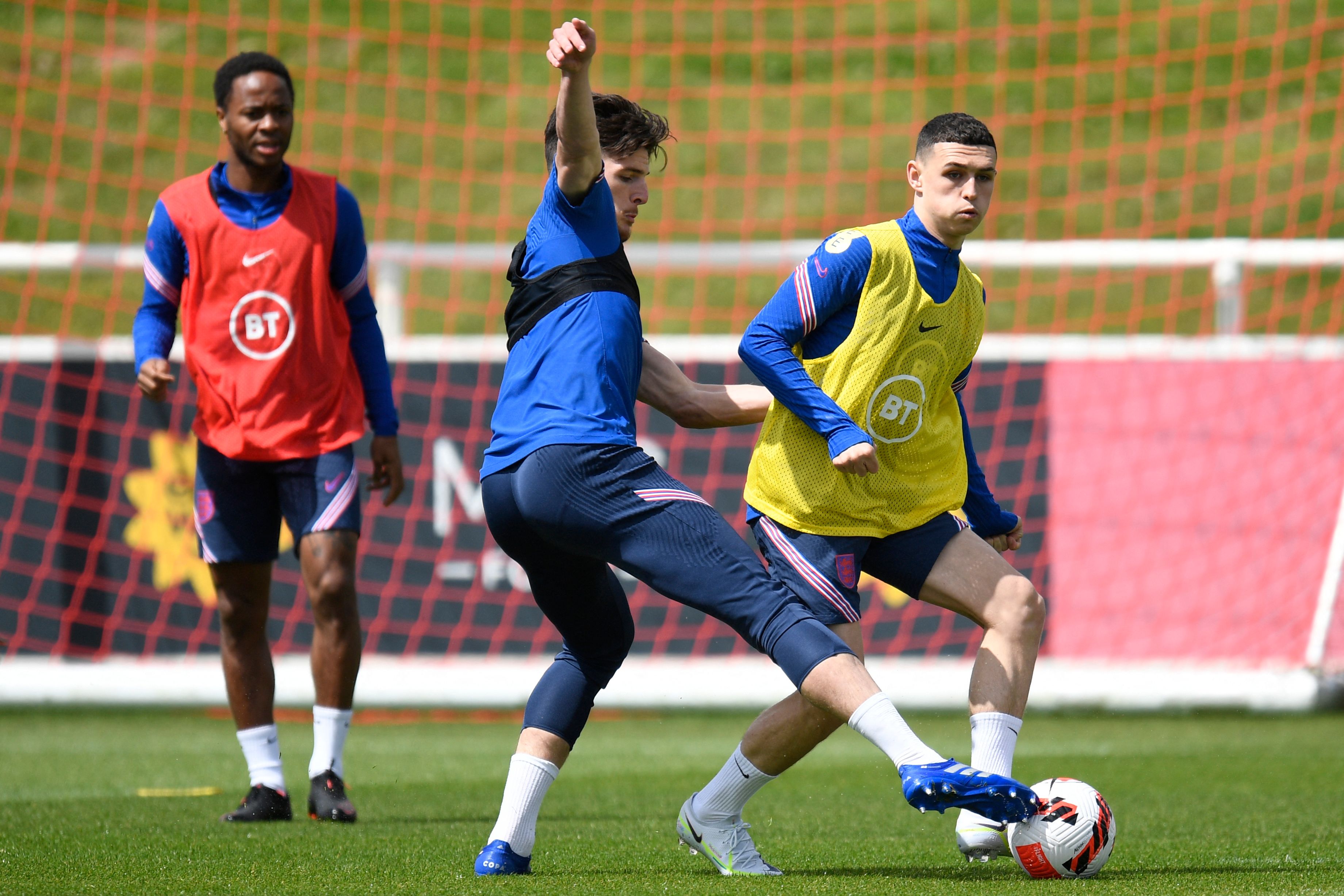 Phil Foden (kanan) berlatih dengan koleganya di timnas Inggris.